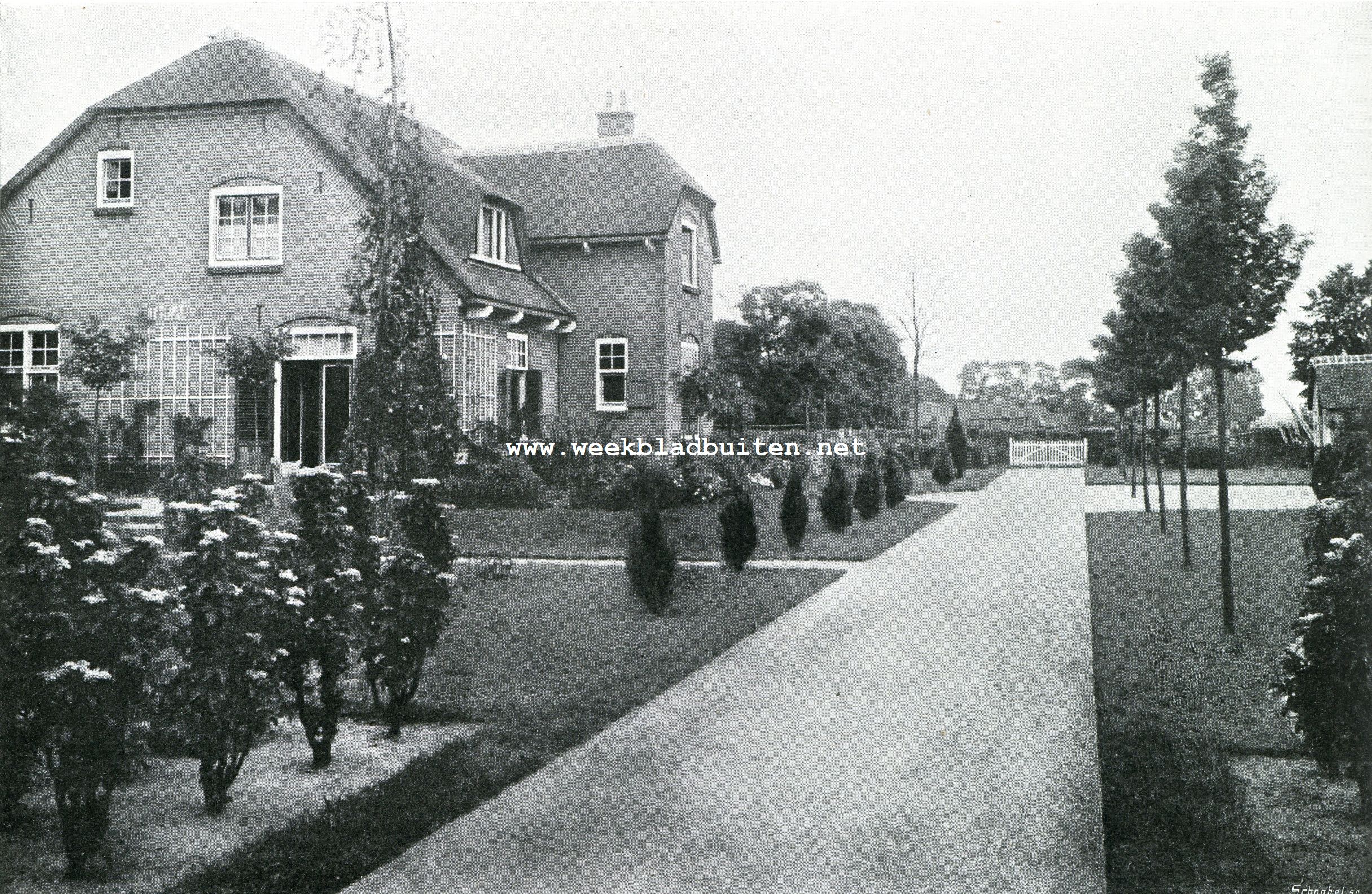 TUINAANLEG BIJ EEN LANDHUIS TE BLARICUM (GOOI) VOORZIJDE