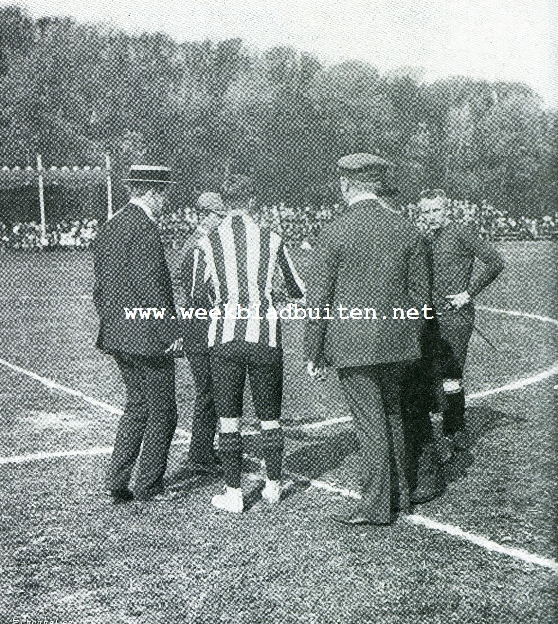 DE WEDSTRIJD TE HAARLEM.  John Heyning, captain van Nederland, wint den opgooi