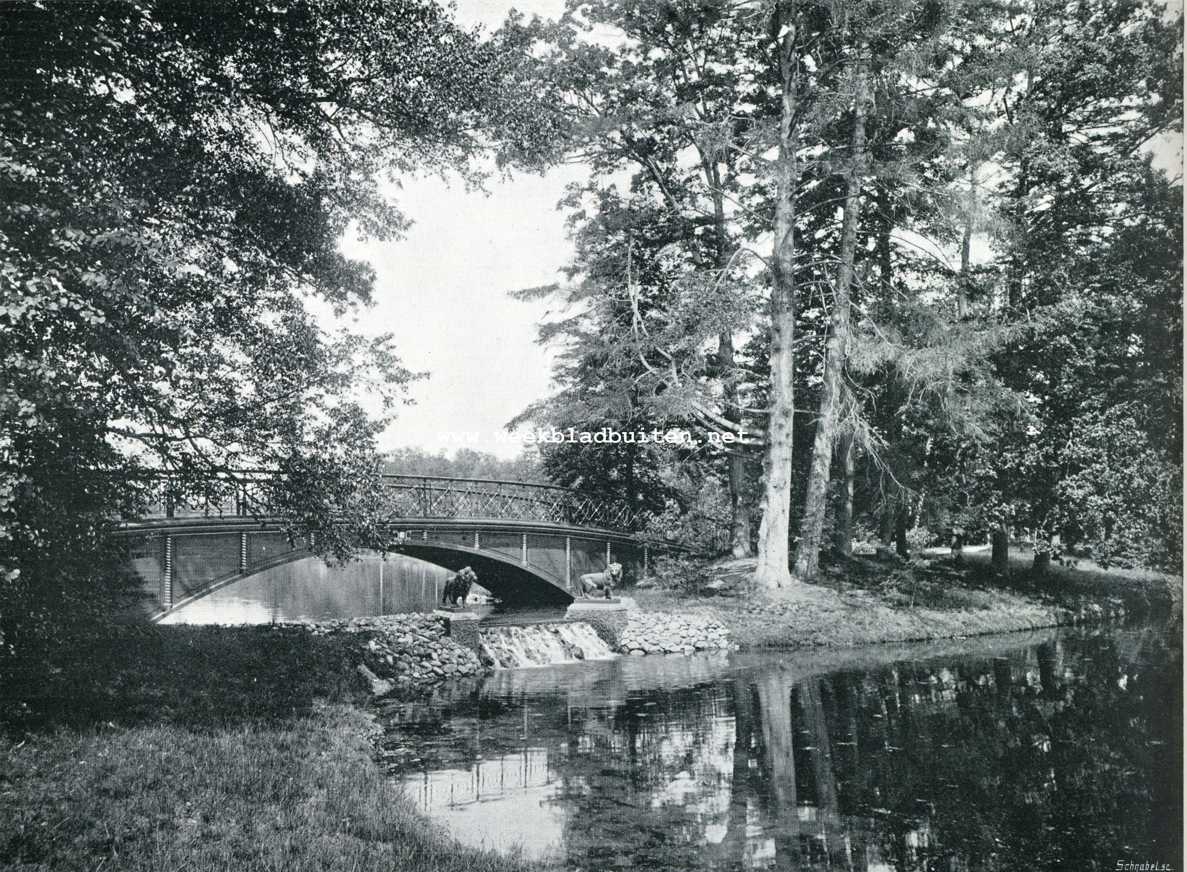 PARK VAN HET LOO. BRUG EN WATERVAL TUSSCHEN DE BEIDE GROOTE VIJVERS