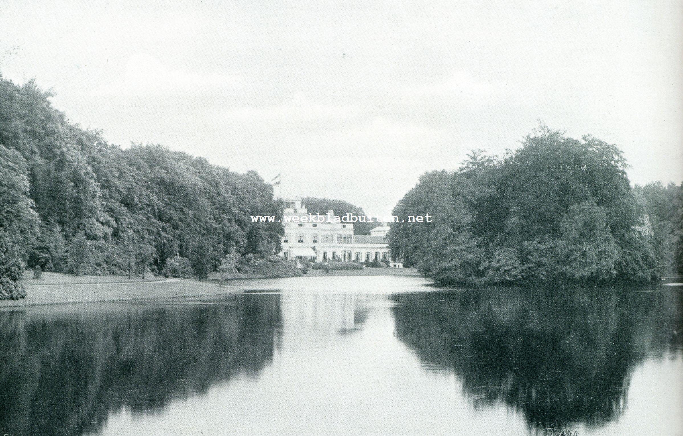 SOESTDIJK. (gezicht op den achtergevel en den groote vijver)
