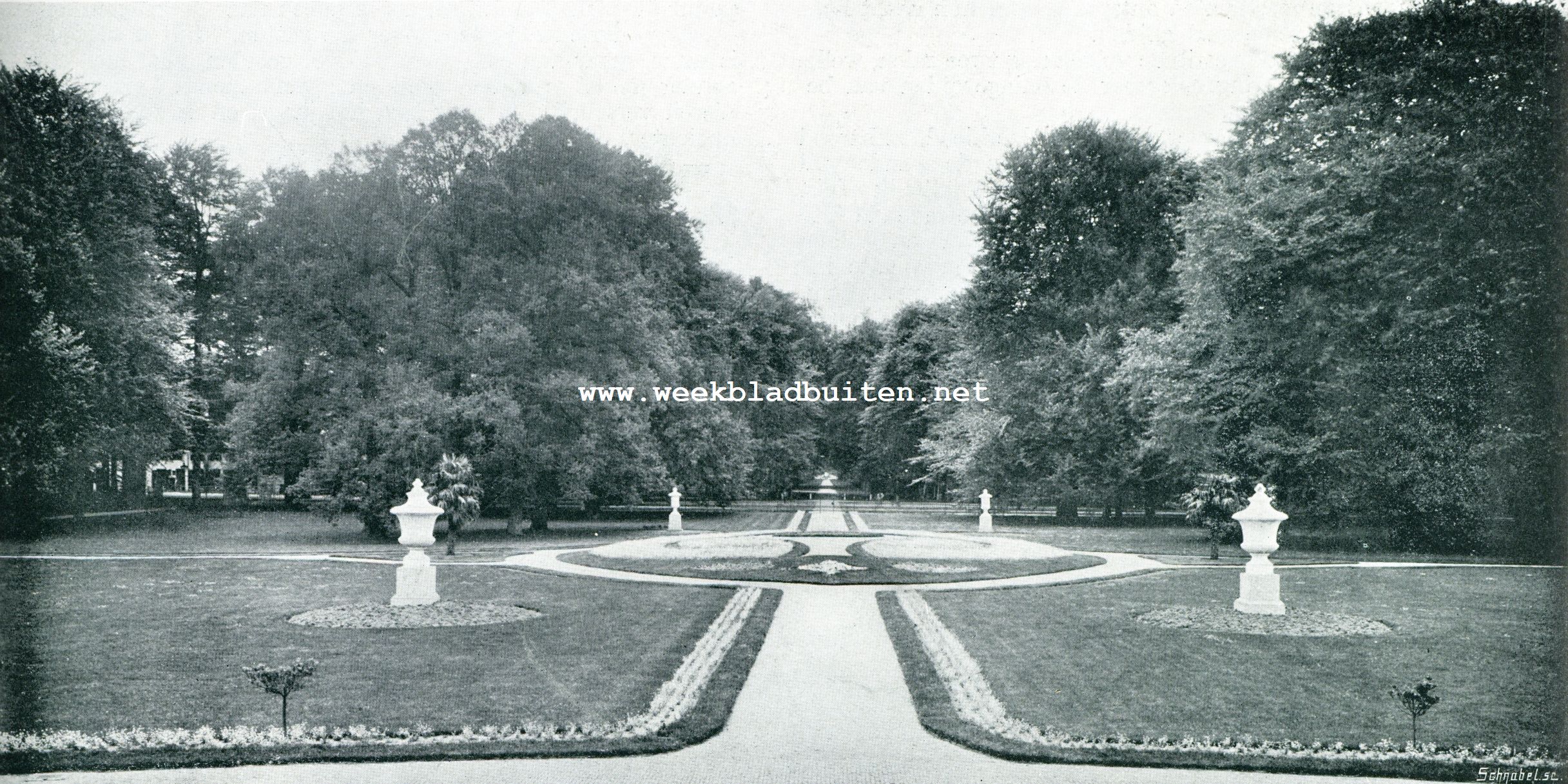 SOESTDIJK. Uitzicht van het bordes van het paleis over den voortuin, met doorkijk in den Koningslaan