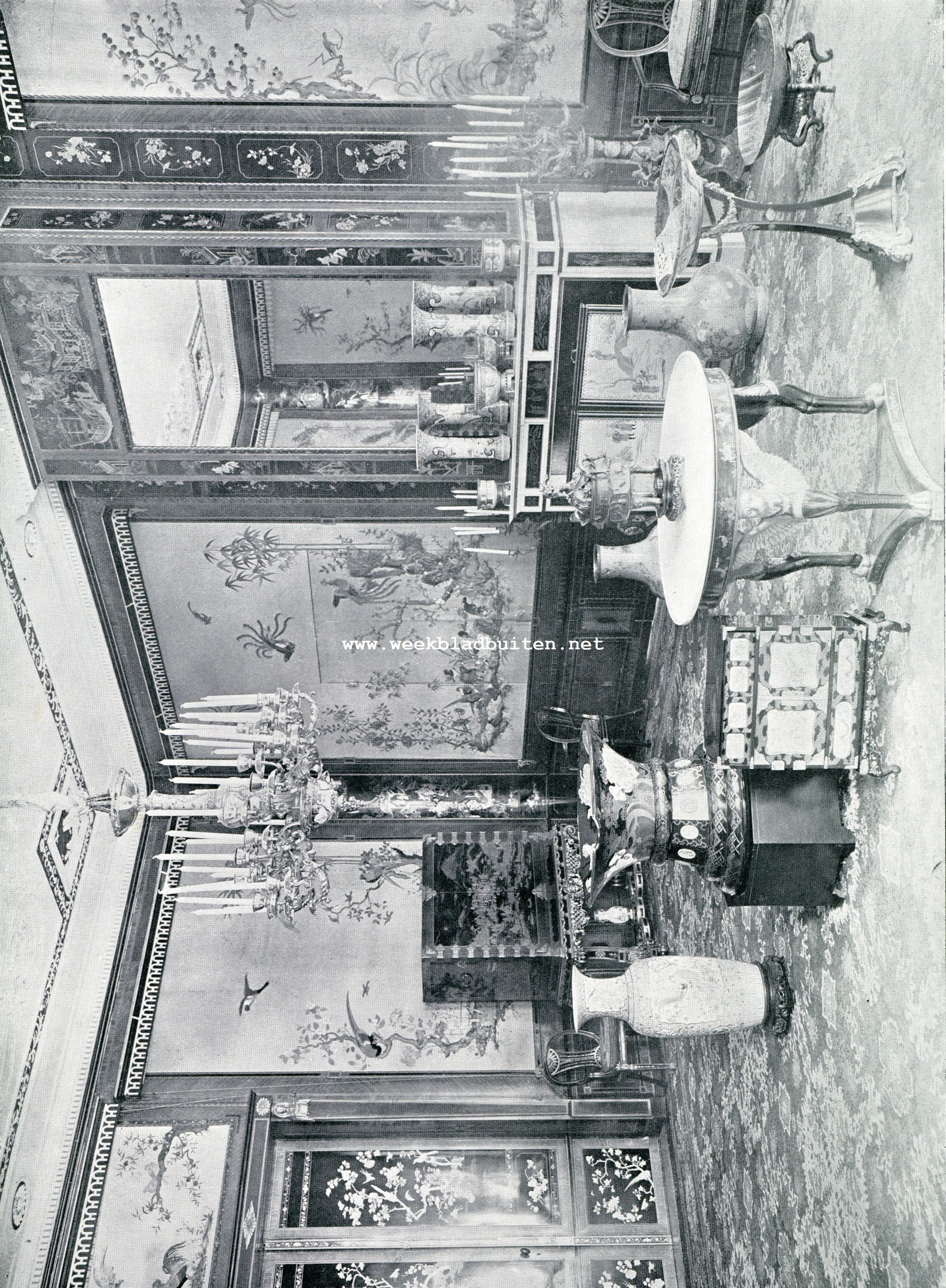HUIS TEN BOSCH. CHINEESCHE ZAAL. Geschenk van den Keizer van China in 1792 aan Prins Willem V. De canap en stoelen zijn bekleed met witte zijde, met de hand bestikt. De tafel is met kostbare figuren ingelegd. De speigels, staande luchters, kastjes zijn alle voorbrengselen van Chineesche kunstnijverheid. De kroon is van oud-Saksisch, de vazen van Chineesch porcelein.Het behangsel is van rijstpapier.