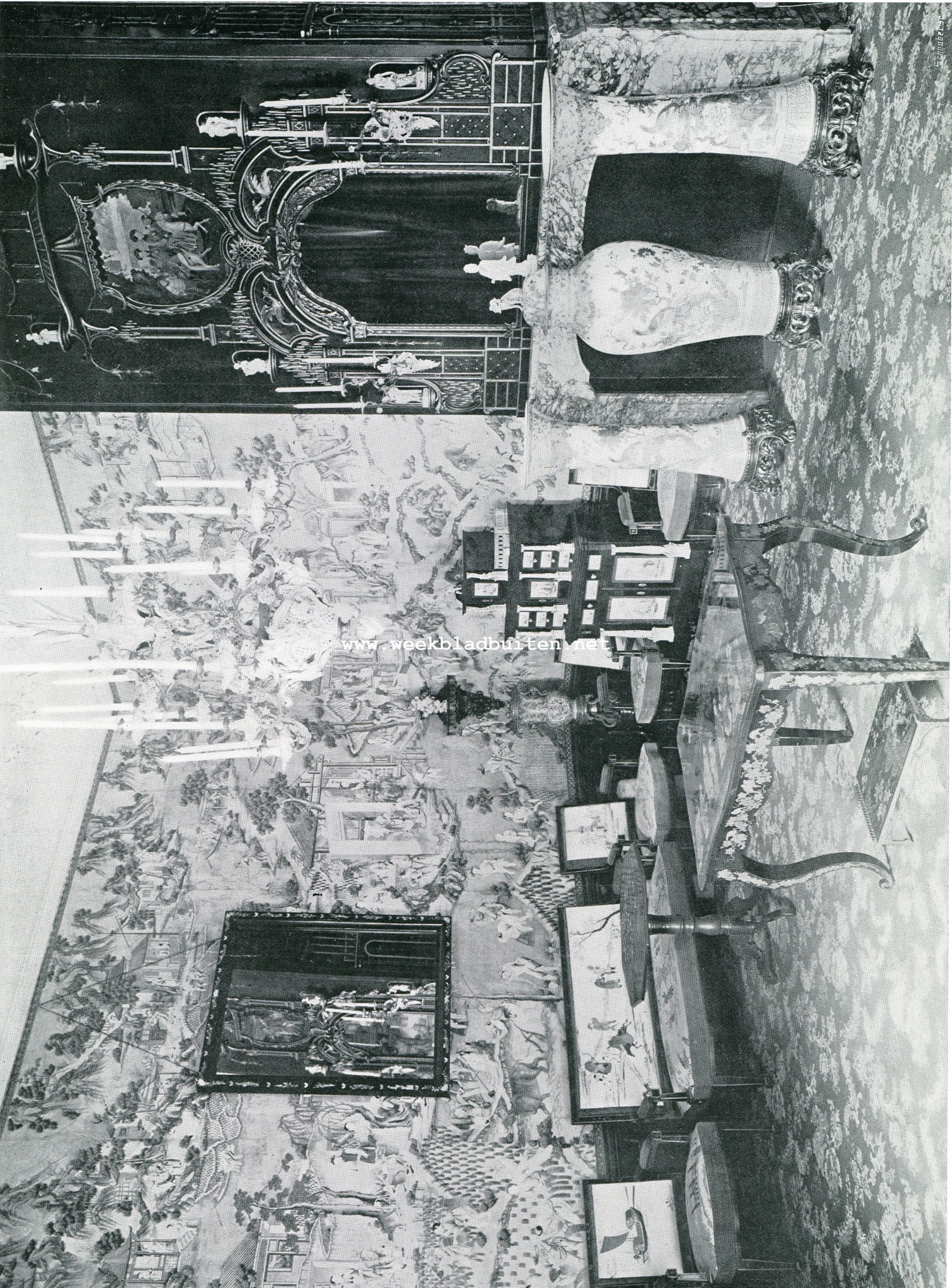 HUIS TEN BOSCH. CHINEESCHE ZAAL. Geschenk van den Keizer van China in 1792 aan Prins Willem V. De canap en stoelen zijn bekleed met witte zijde, met de hand bestikt. De tafel is met kostbare figuren ingelegd. De speigels, staande luchters, kastjes zijn alle voorbrengselen van Chineesche kunstnijverheid. De kroon is van oud-Saksisch, de vazen van Chineesch porcelein.Het behangsel is van rijstpapier (zie erratum blz. 149.)