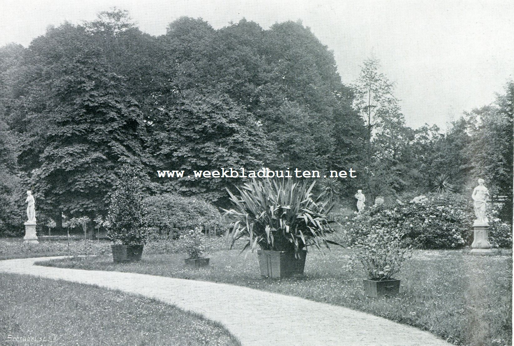 HUIS TEN BOSCH. Drie marmeren beelden. Ceres, Vesta, Demeter