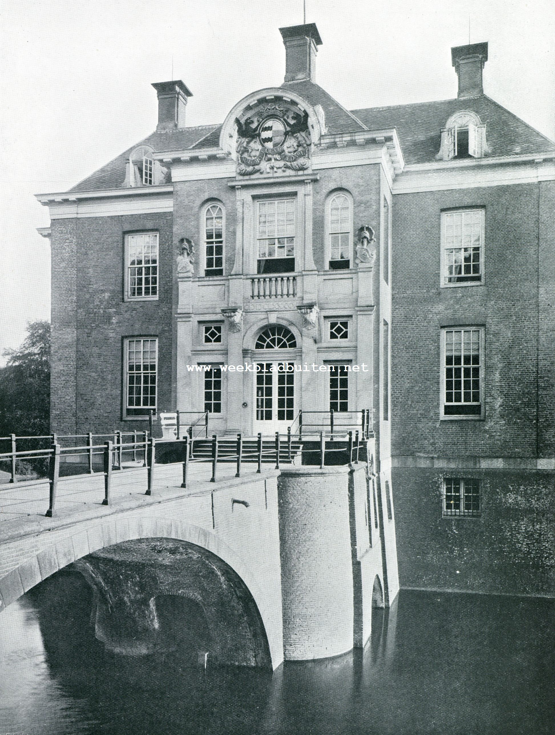 MIDDACHTEN. Voorgevel van het kasteel met brug