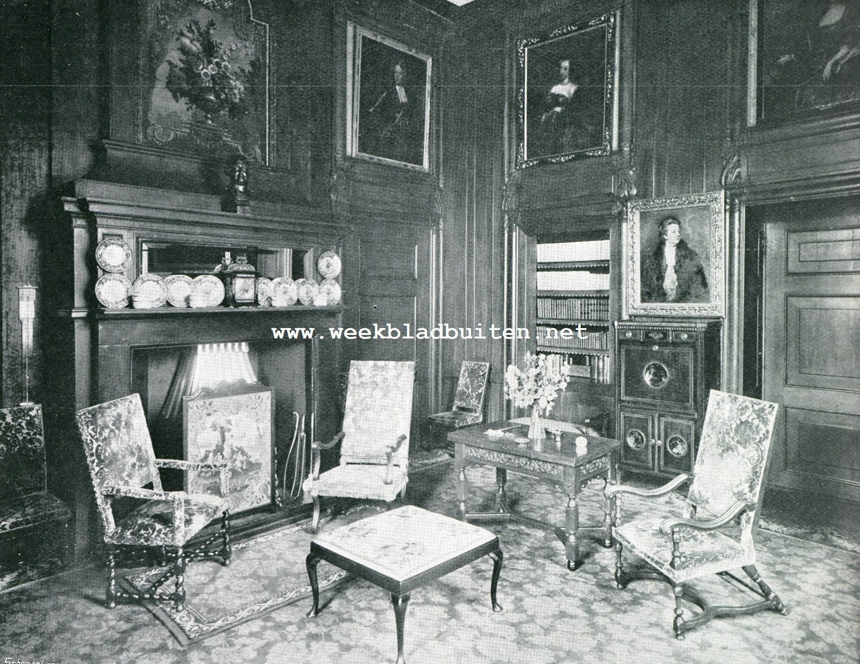 MIDDACHTEN. De zitkamer van den Graaf