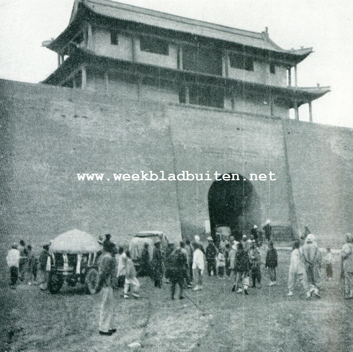 Peking-Parijs. Vertrek van Hsuen-Kwa, alwaar de deelnemers 36 uur lang door een onderkoning werden opgehouden
