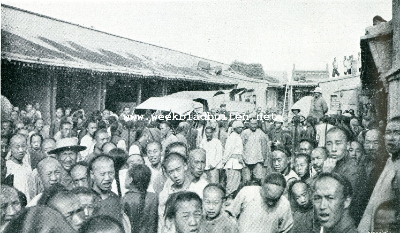 Peking-Parijs. Chineesche belangstelling. De inwoners van het dorp Hsuen-Kwa poseeren voor den fotograaf van 