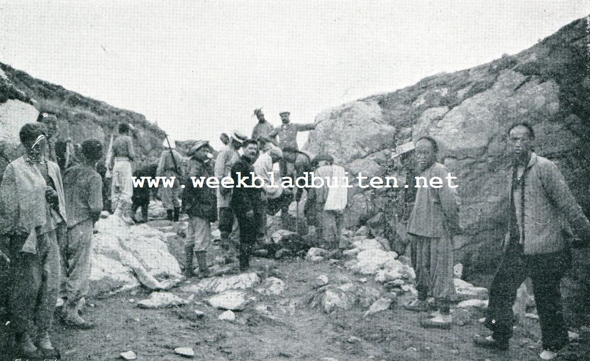 Peking-Parijs. Koelies helpen de deelnemers om den weg eenigszins begaanbaar te maken