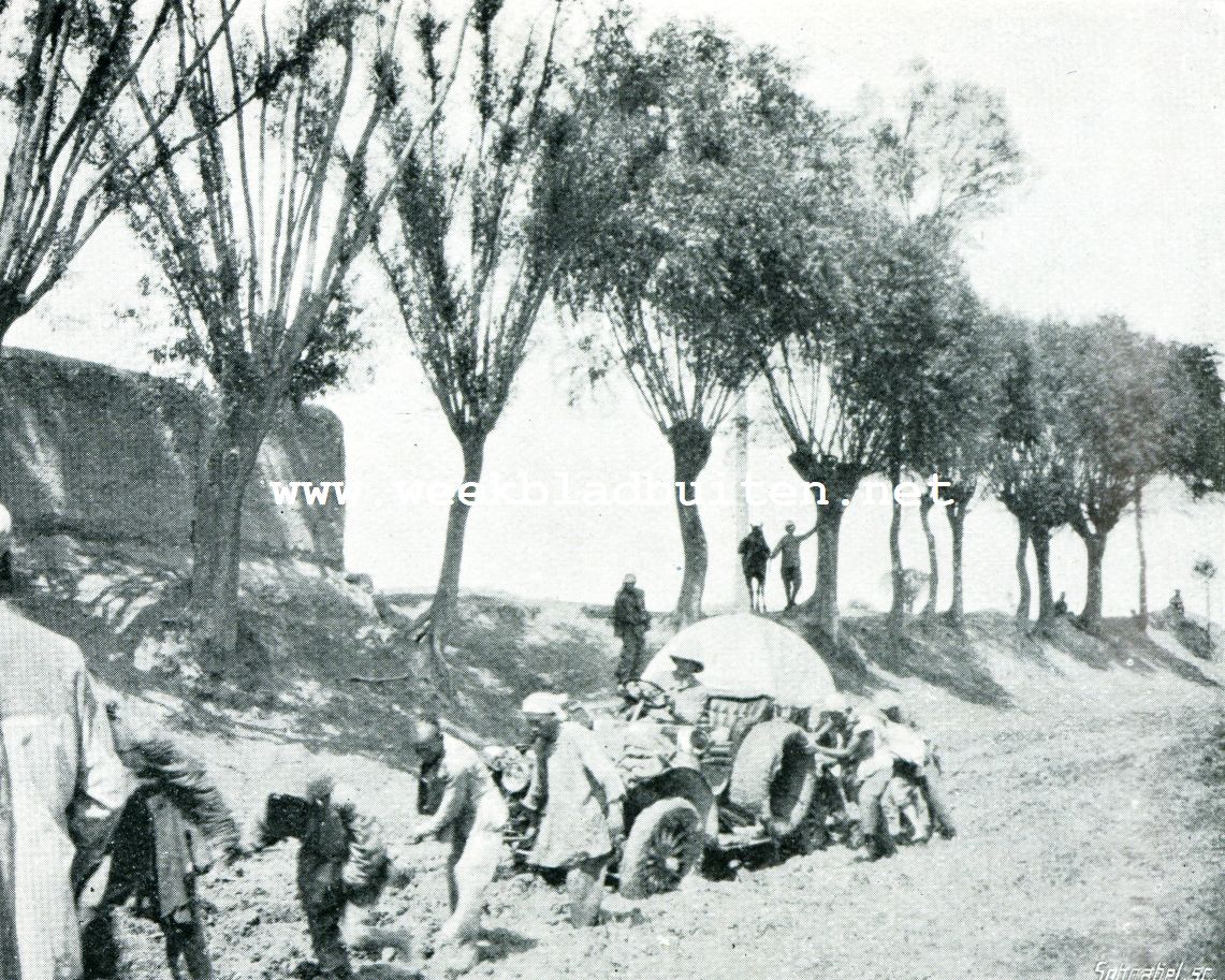 Peking-Parijs. Met groote moeite konden de wagens Tuen-Da-Li (een moerassig gedeelte in Mongoli passeeren
