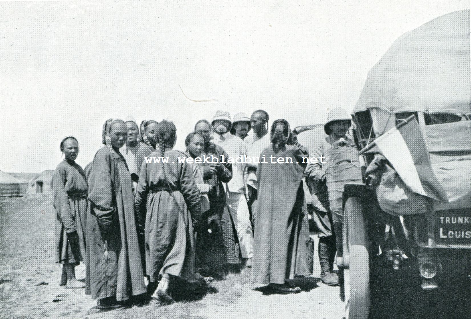Peking-Parijs. Mongoolsche vrouwen bewonderen de wagens