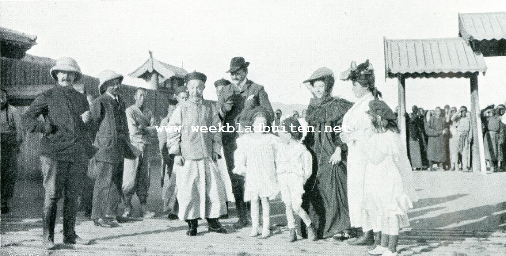 Peking-Parijs. De Chineesche gouverneur van Ourga en de directeur van de Russisch-Chineesche Bank met familie, ontvangen de deelnemers
