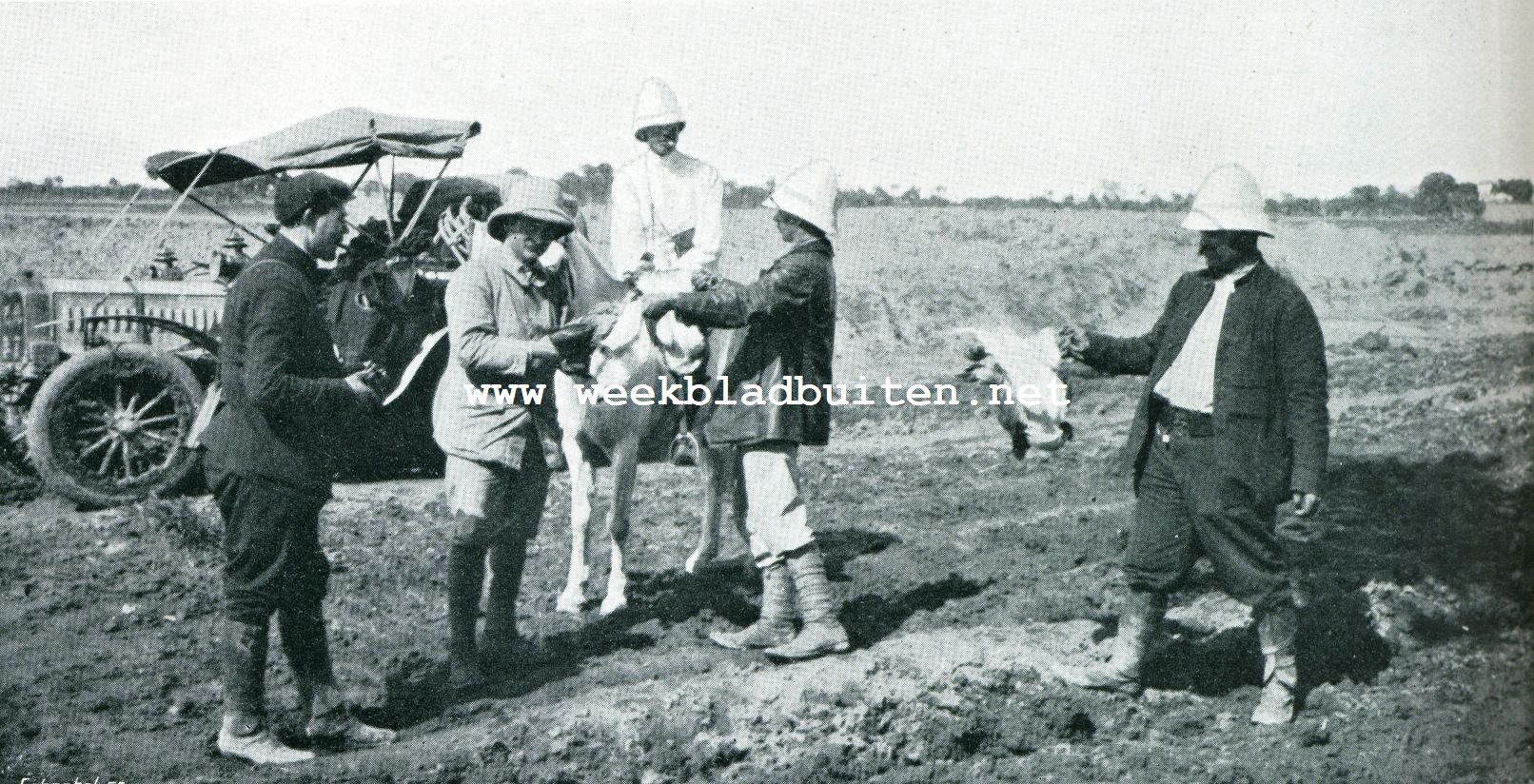 Peking-Parijs. De deelnemers doen inkoopen. Menige te nieuwsgierige kip werd overreden, de deelnemers kochten dan deze beesten op, ten einde 's avonds in het kampement een lekker boutje te hebben