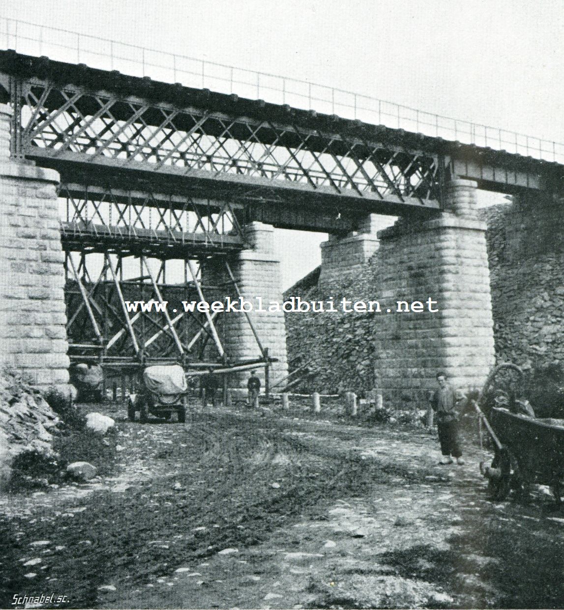 Peking-Parijs. Brug in het Oeral-gebergte