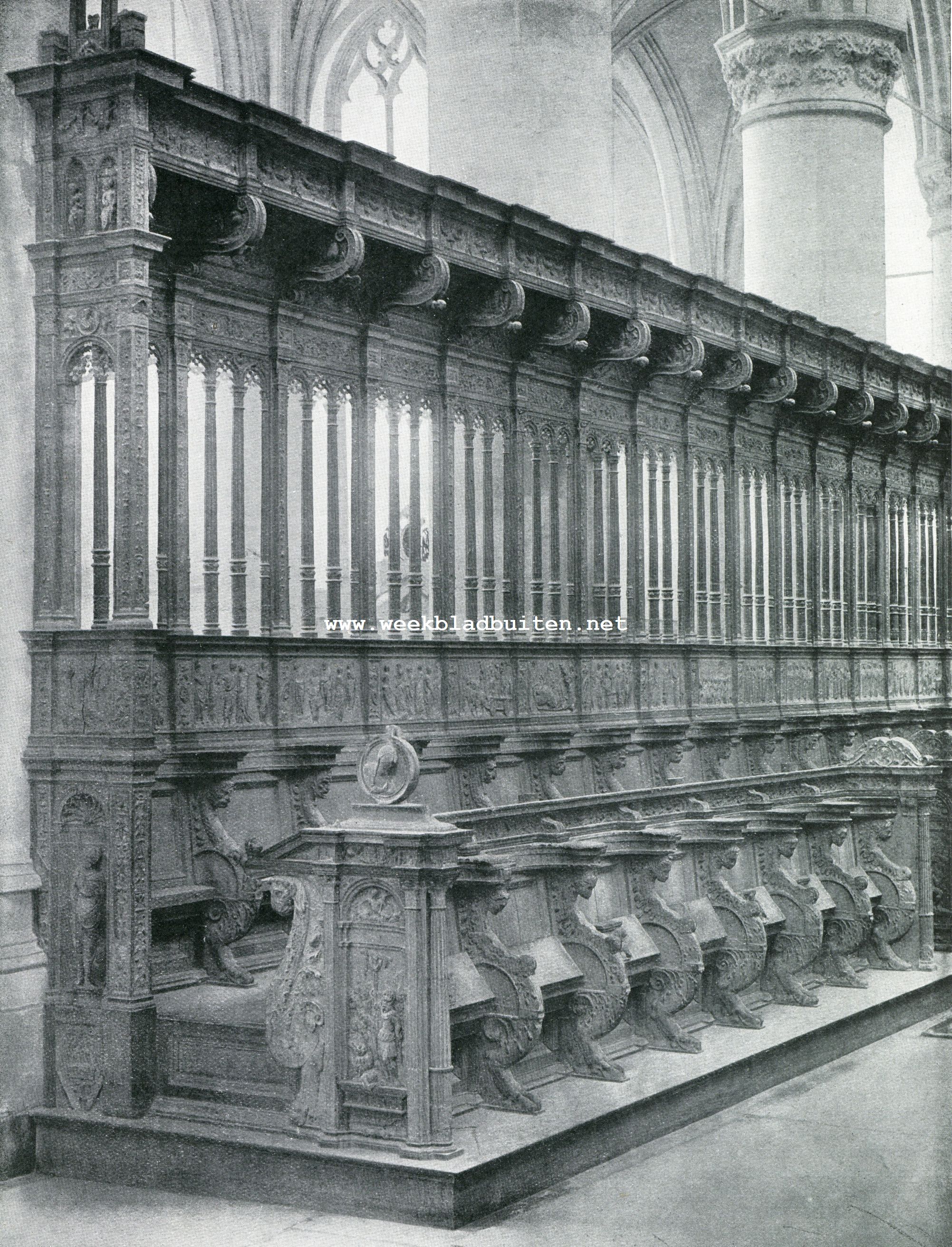 Koorbanken in de Groote Kerk te Dordrecht (epistelzijde). Boven op het zijbeschot de zwaar beschadigde Mater Dolorosa