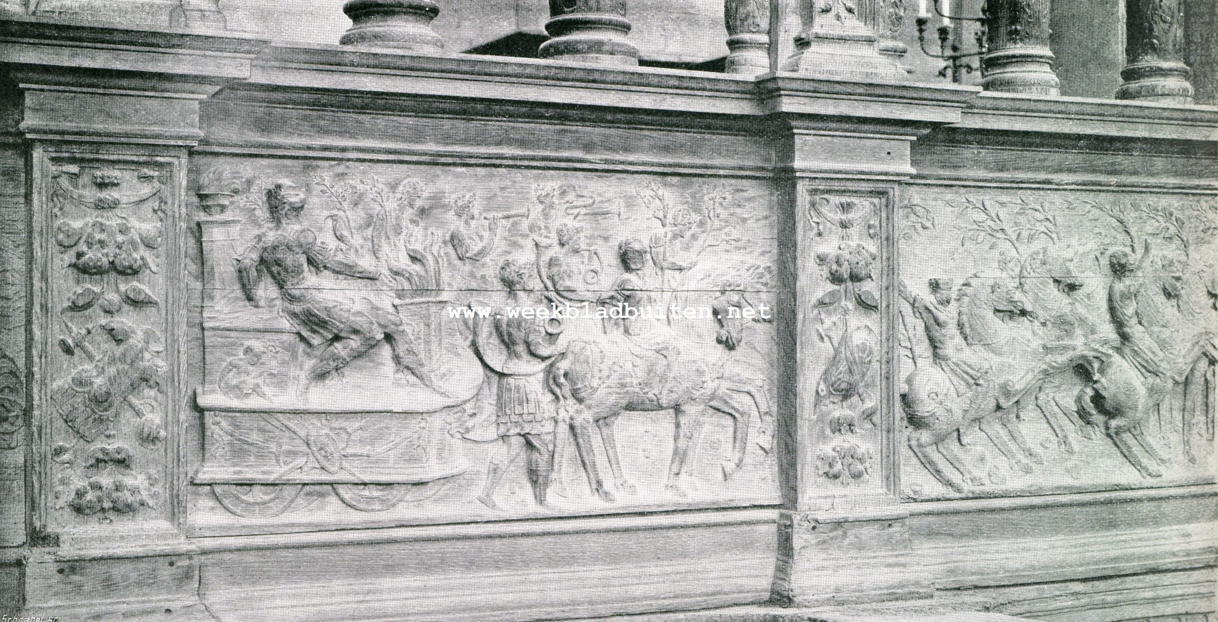 De Groote Kerk te Dordrecht. Fragment uit de koorbanken der Groote Kerk te Dordrecht. De zegewagen van een Caesar