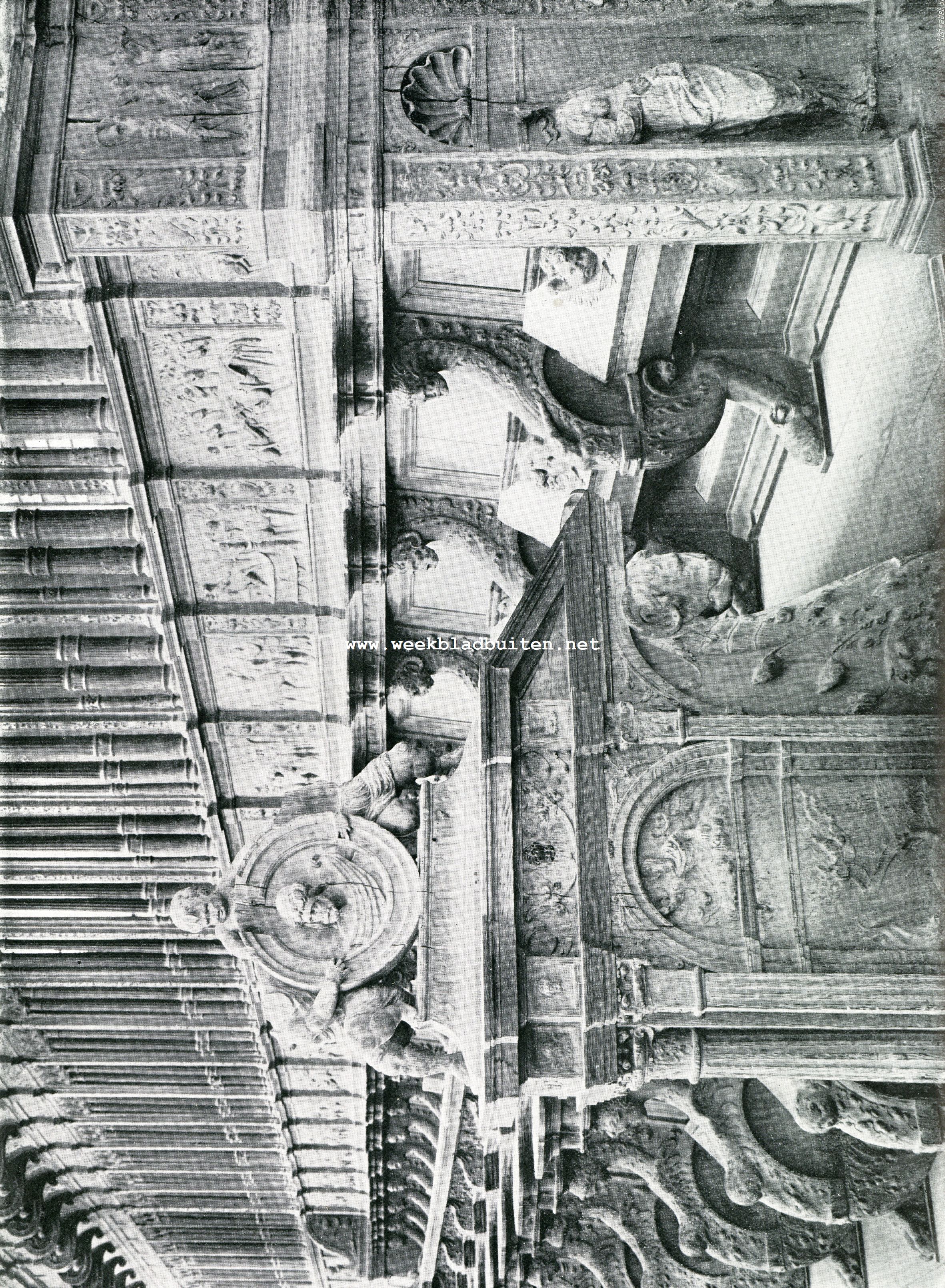 De Groote Kerk te Dordrecht. Een gedeelte der koorbanken in Groote Kerk te Dordrecht. (Evangeliezijde). Boven op het zijbeschot de Ecce Homo