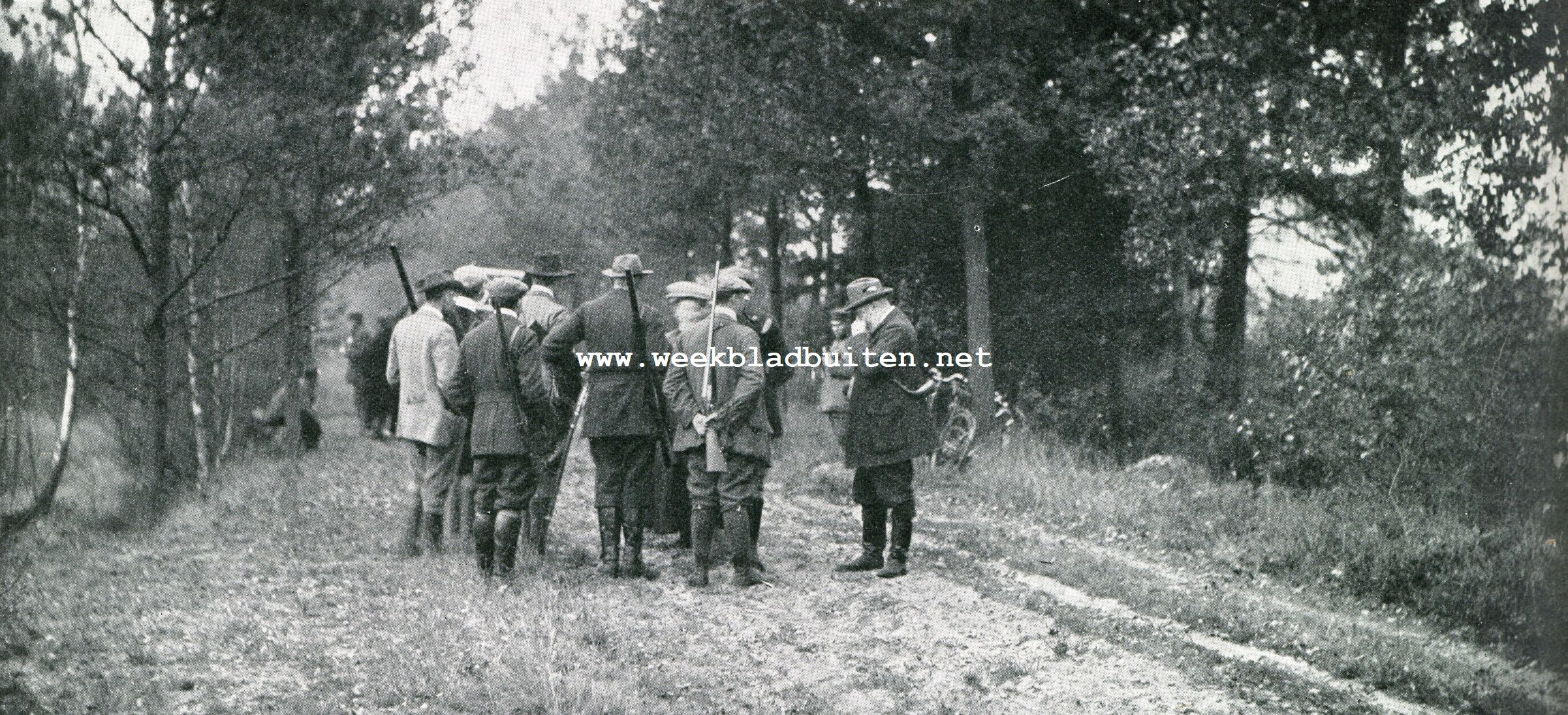 Drijfjacht-beschouwingen. De leider van de jacht, baron van der Borch van Verwolde geeft aan H.H. deelnemers de noodige instructies