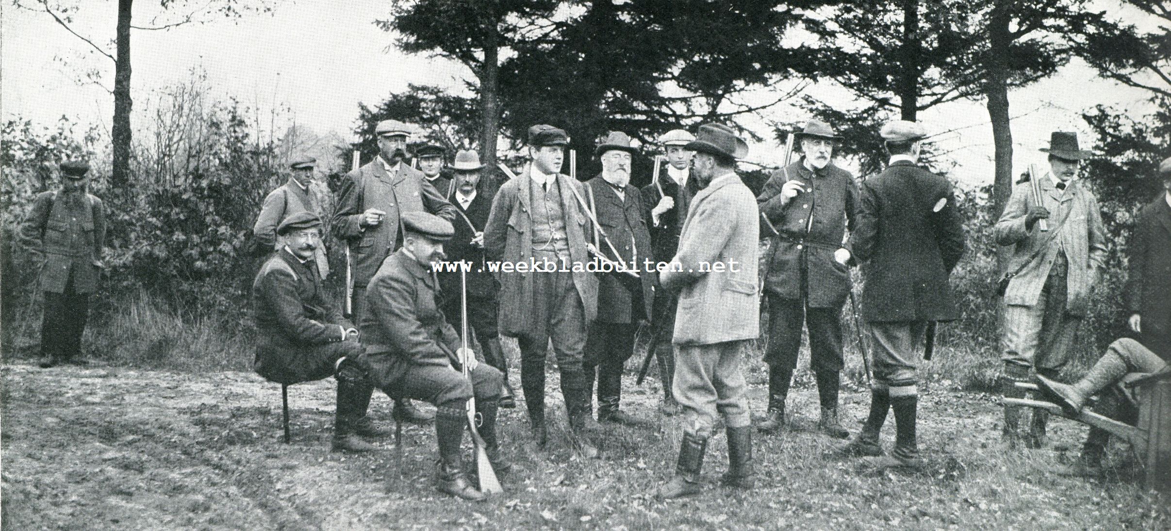 Drijfjacht-beschouwingen. Groepje schutters na afloop van de drift; wachtend op den wildwagen. Zittend d ebekende schutters: W. Dull (vooraan) en Mr. A.A. Baron van Nagell. Staande van links naar rechts: de Heeren Meijer-Drees; Jhr. Mr. Martens van Steenhoven; A. baron van der Borch van Verwolde; Mr. Baron van der Borch van Verwolde; Mr. J. Baron de Vos van Steenwijk; Jhr. Mr. P. van Nispen tot Sevenaer (vooraan); Staatsraad Mr. Th. Borret; H. Baron van der Borch van Verwolde; Jacques Scheidecker