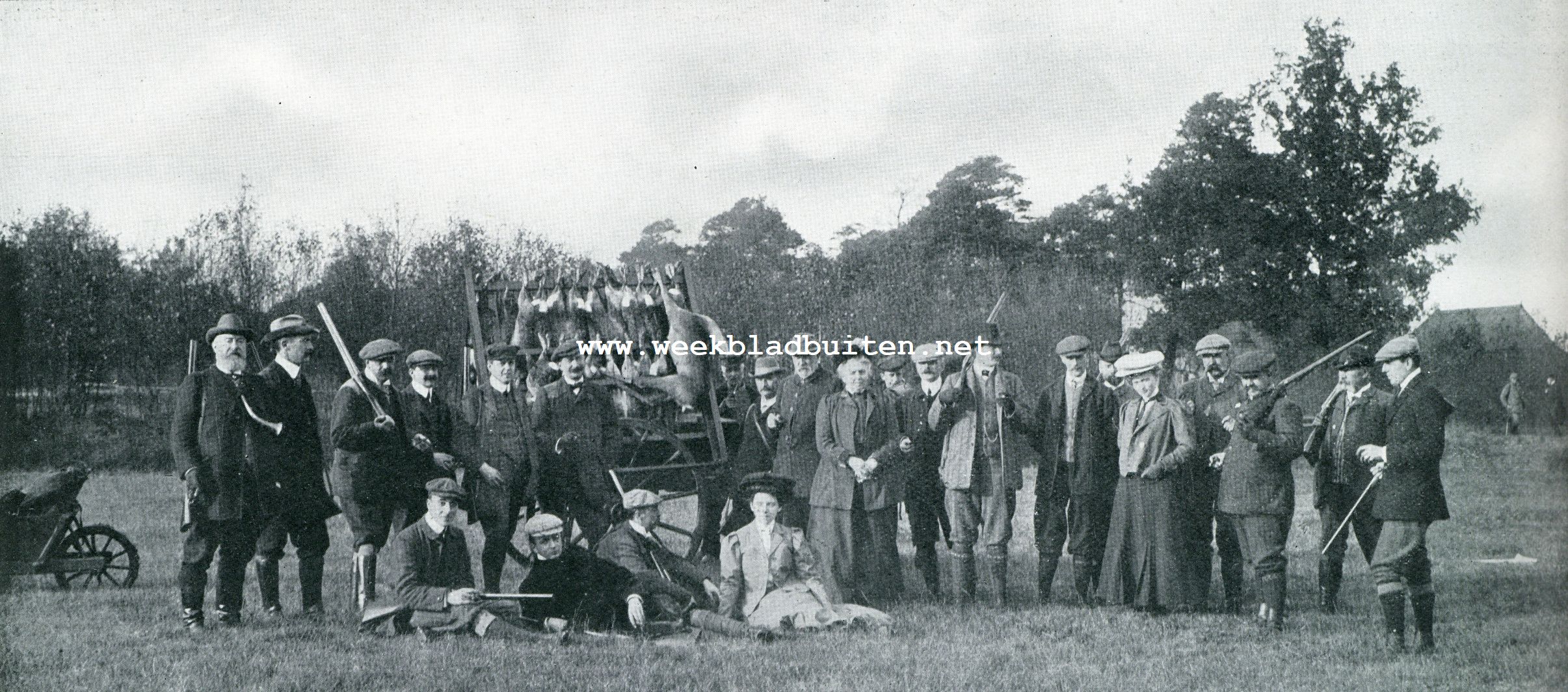 Drijfjacht-beschouwingen. Groep van alle deelnemers aan de drijfjacht, gehouden den 9en November onder Verwolde; met enkele dames als toeschouwers. Staande van links naar rechts: Mr. Baron van der Borch van Verwolde (eigenaar van de jacht); Mr. W. Roosmale Nepveu; O. van Diepenbrugge; Mr. D. Scheidius; A. Baron van der Borch van Verwolde; Mr. A.A. Baron van Nagell; Jhr. Mr. J. Martens van Steenhoven; Staatsraad Mr. Th. Borret; Baronnesse van der Borch van Verwolde; E. Vlcker; Jacques Scheidecker; Mr. A.J. Baron van Nagell van Ampsen; Jhr. Mr. P. van Nispen tot Sevenaer; Jonkvrouwe H. Beels; J.H.J. Meijer-Drees; W. Dull; G. Naeff; H. Baron van der Borch van Verwolde. Zittend van links naar rechts: H. Smidt van Gelder; Mr. J.A.G. Baron de Vos van Steenwijk; W. Baron van der Borch van Vorden; Jonkvrouwe F. Baronnesse van der Borch van Verwolde