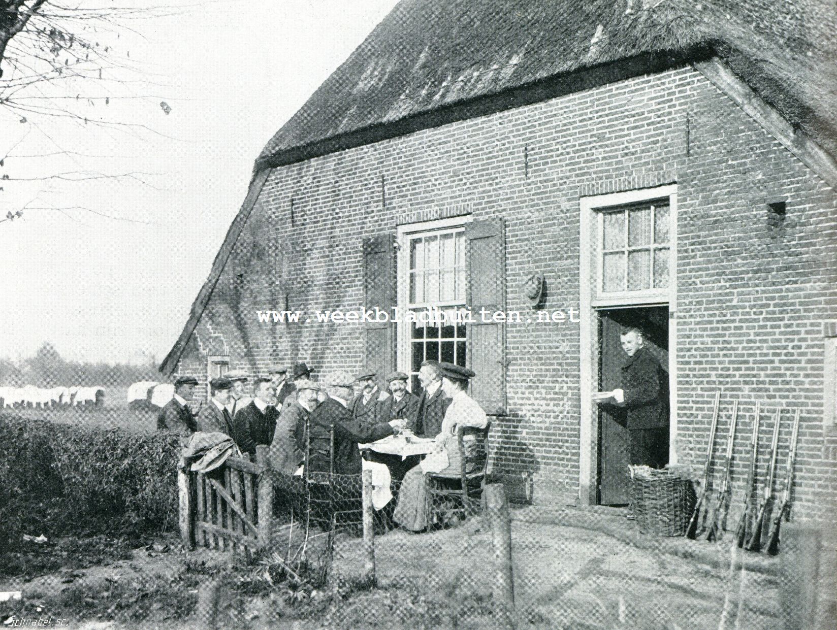 Drijfjacht-beschouwingen. Het jachtdejeuner op een boerderij. Wegens het mooie weer verkoos een gedeelte der deelnemers buiten, voor de boerderij te dejeuneren