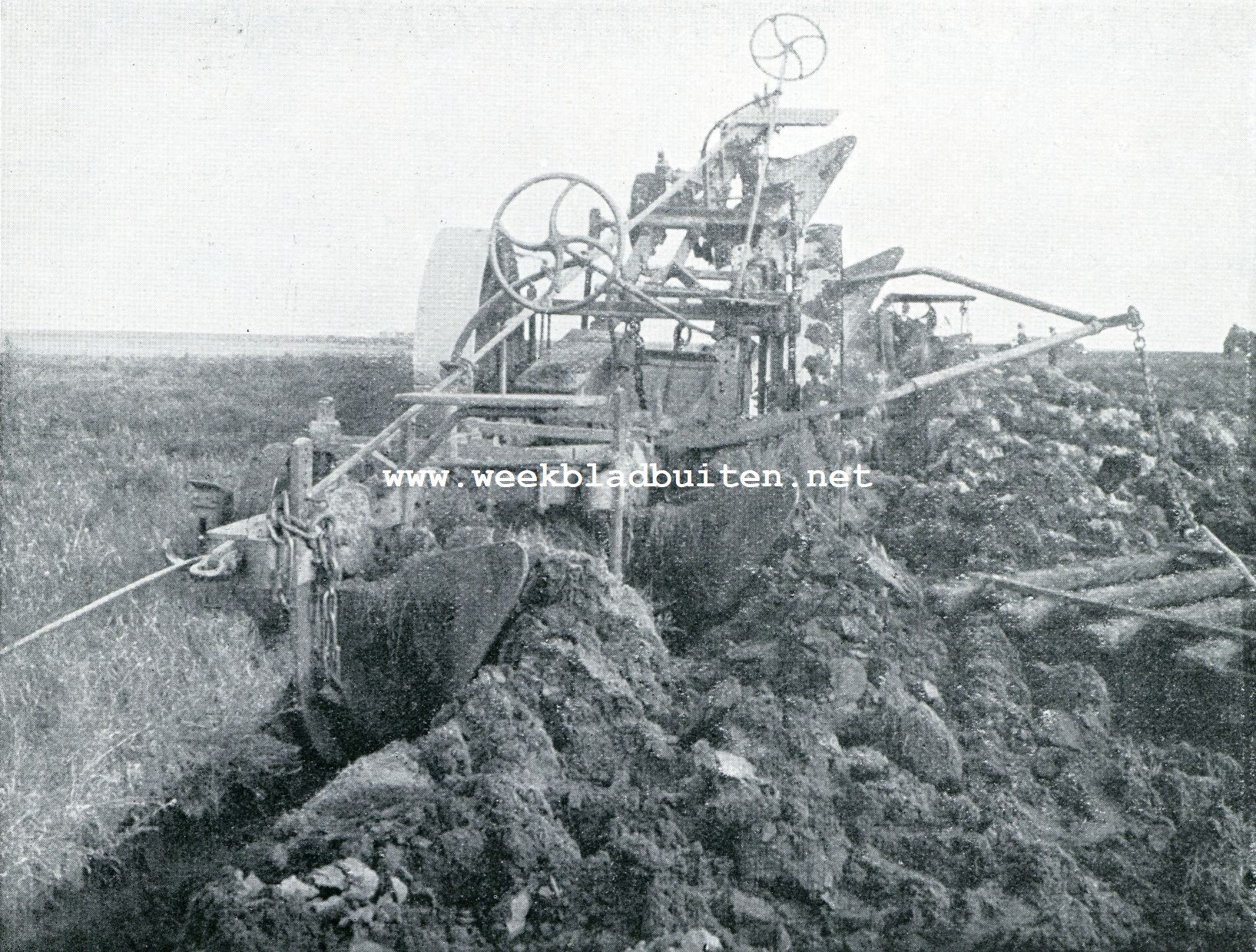 Stoom-ploegen. Tweescharige stoomploeg met egge in werking. Stoomploegen der Nederlandsche Heidemaatschappij, te Gemert, 10 October 1907