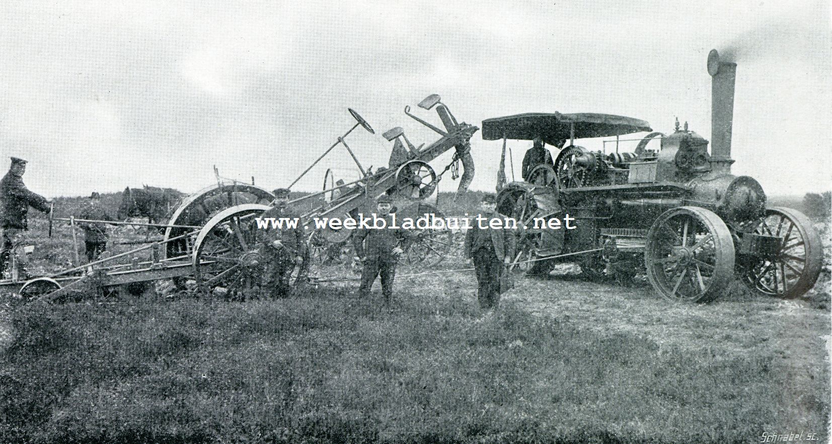 Stoom-ploegen. Straatlocomotief en stoomploeg. Stoomploegen der Nederlandsche Heidemaatschappij te Wapenvelde, 20 Maart 1906
