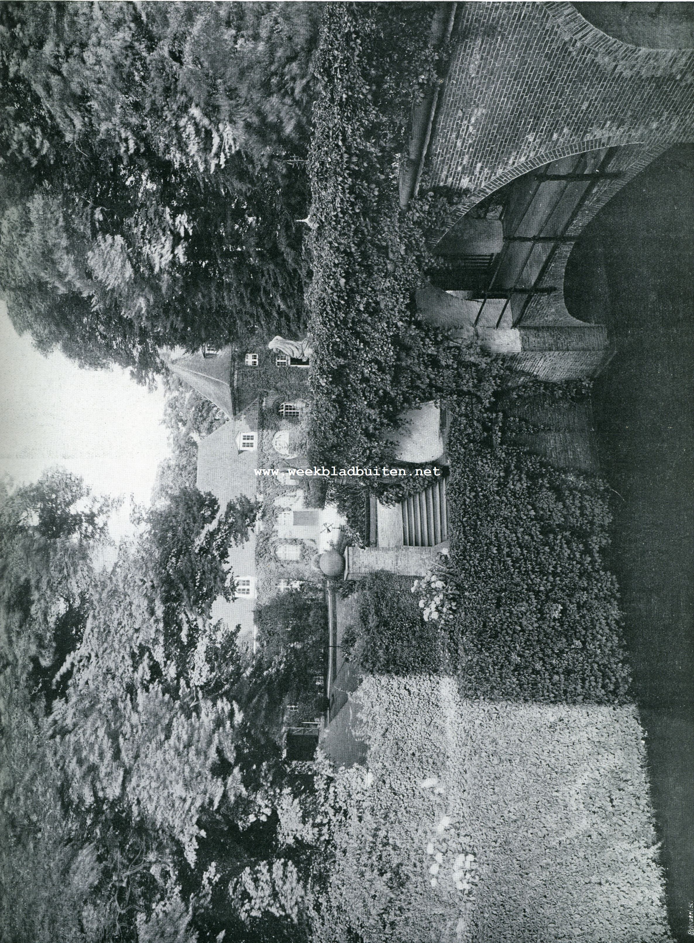 Het Huis te Amerongen. Gezicht op het voorplein