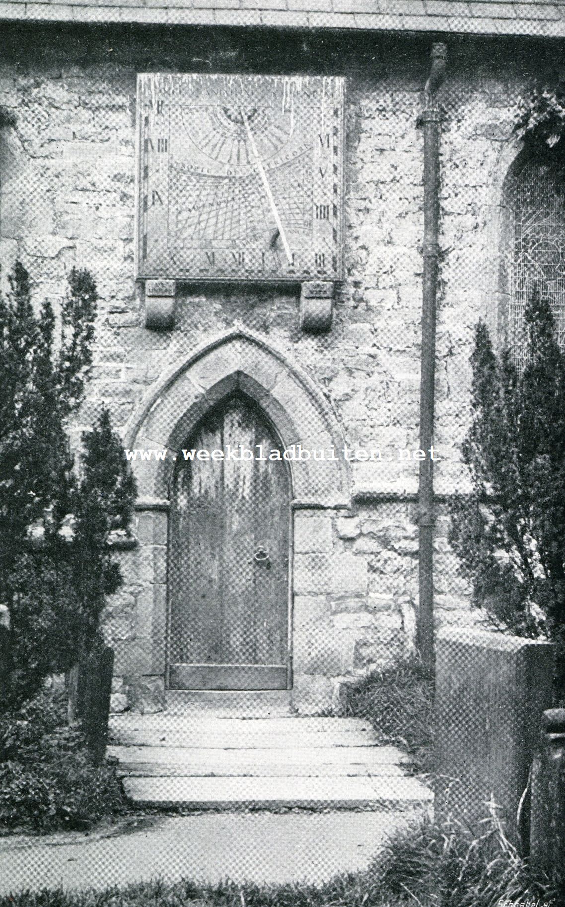 Zonnewijzers. Verticale zonnewijzer van et kerkje te  Eyam (Engeland)