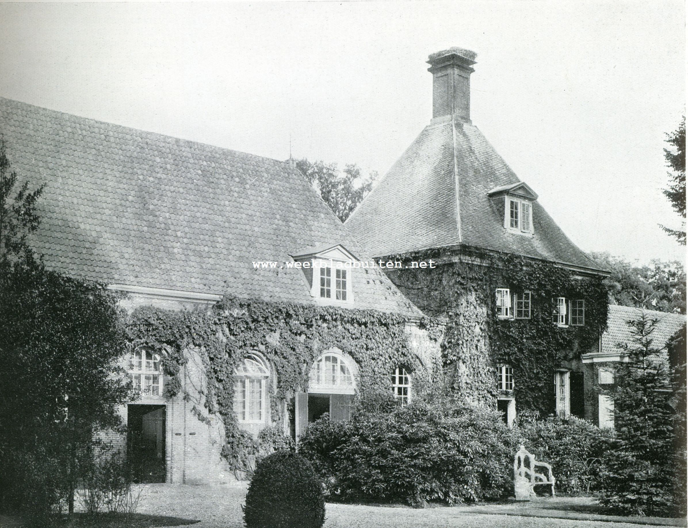Het Huis te Amerongen. Koetshuis op het voorplein
