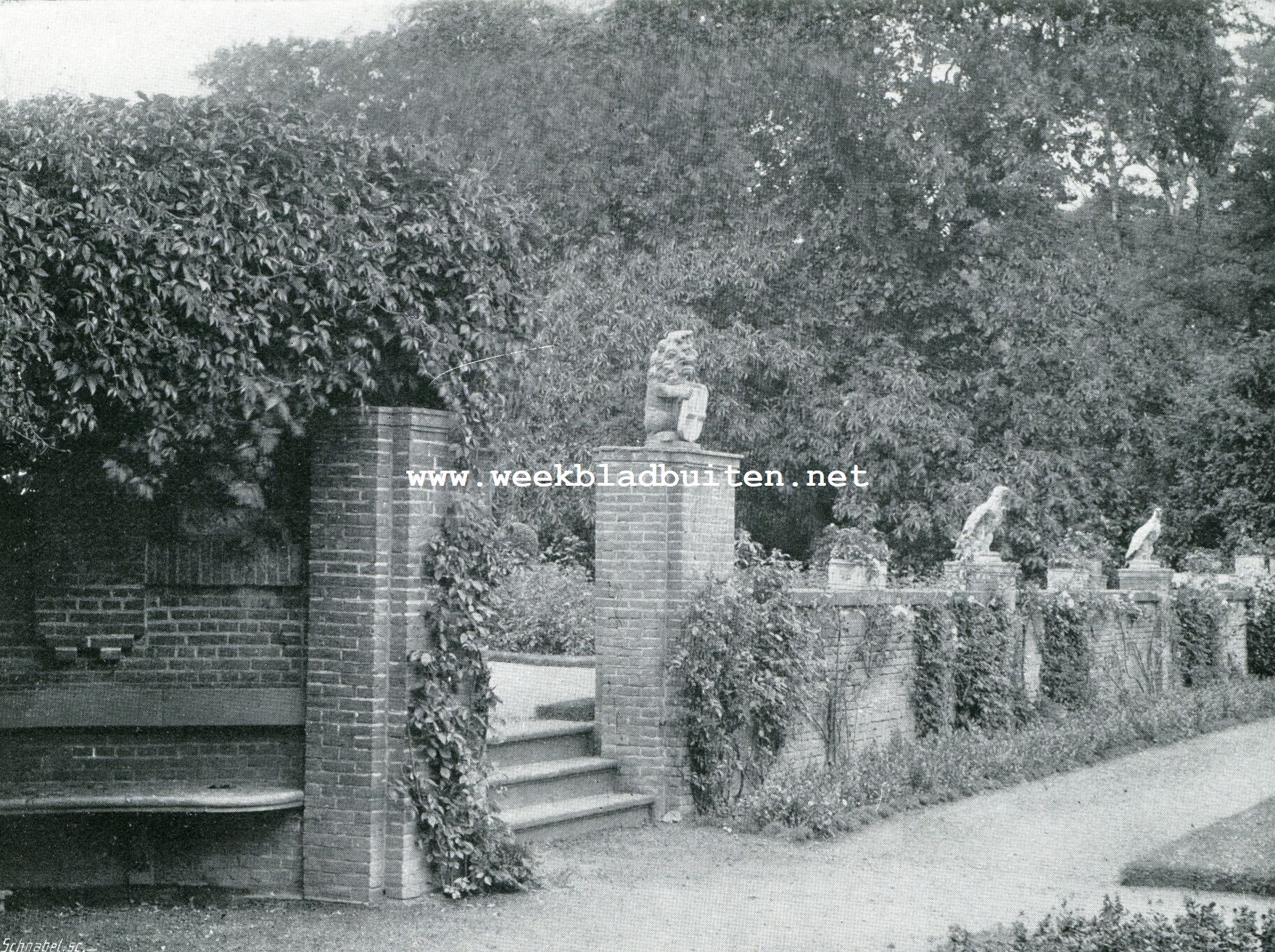 Het Huis te Amerongen. Zijmuurtjes en toegang tot de Oranjerie
