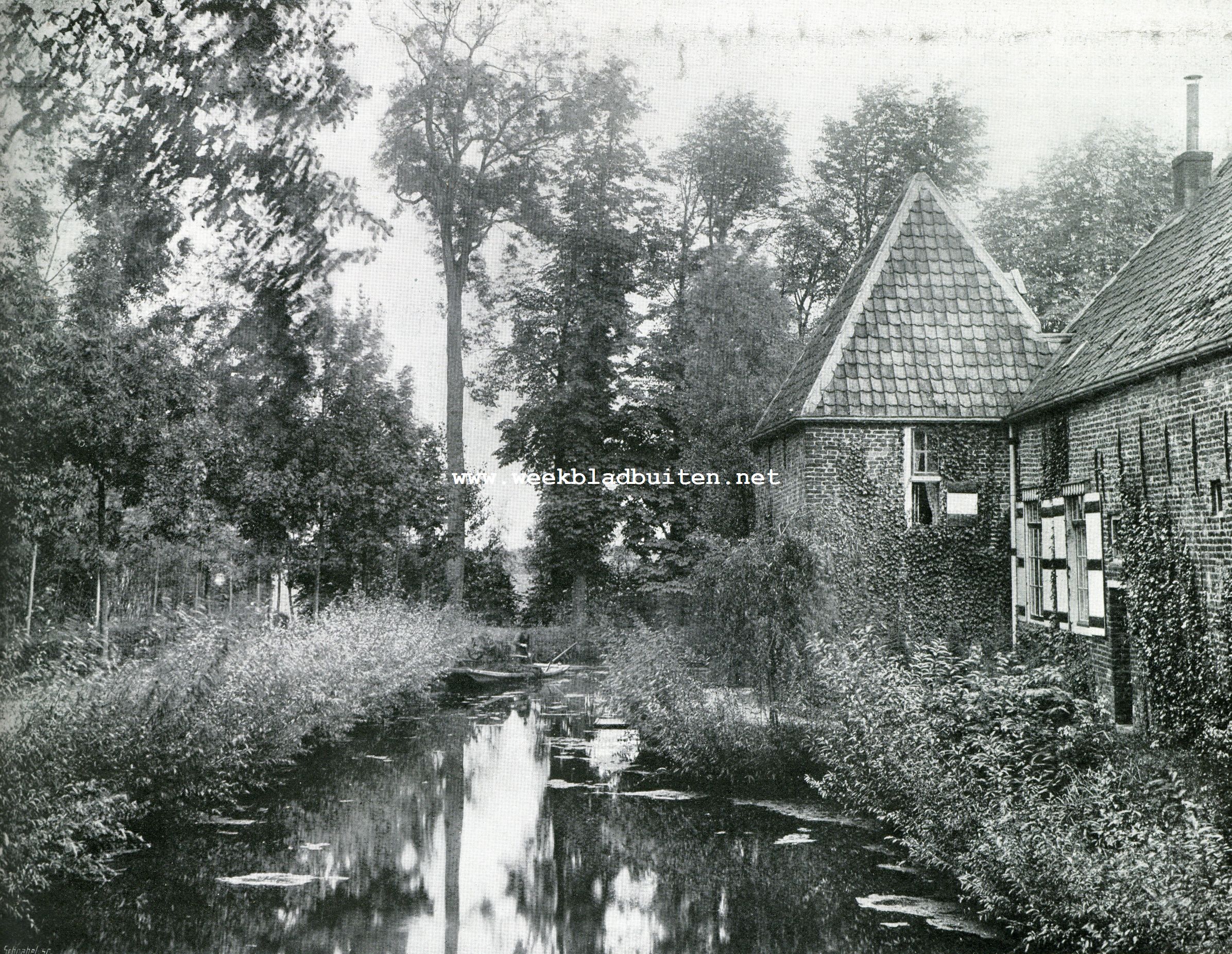 Het Kasteel Zuylen. Slootje achter kasteel Zuylen A/D. Vecht