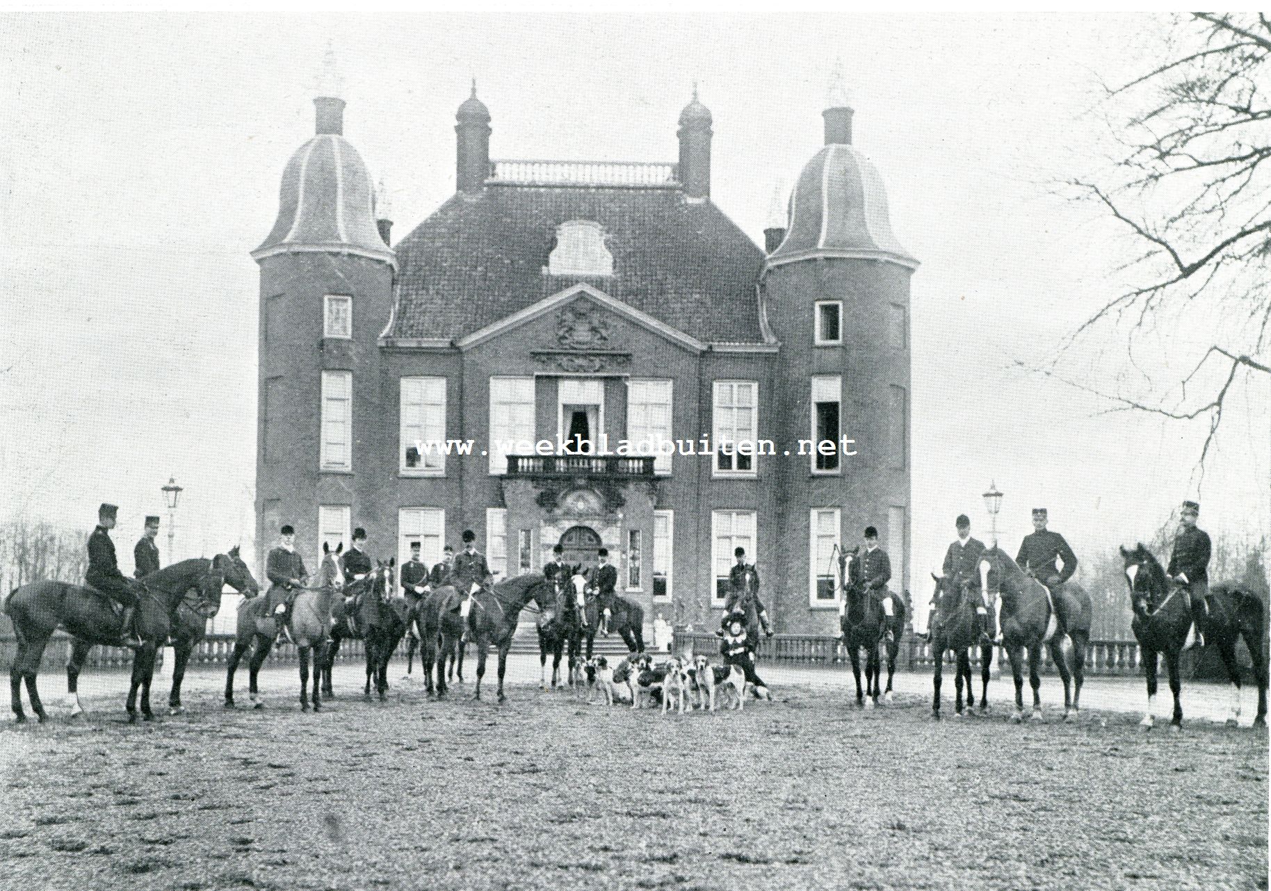 Iets over jachtrijden en de Koninklijke Veluwsche Jachtvereeniging. De meet voor het Kasteel Biljoen op 20 Feb. 1908. Van links naar rechts: Luit. Jhr. Quarles van Ufford, Luit van den Wall Bake, de heer Leeuwenburg, Baronesse van Nagell, Luit. Jhr, Calkoen, Luit. Jhr. Repelaer van Driel, de master, Graaf Le Grelle, Baron Creutz, Mr. N. Fockema, de whip Jhr. Coehoorn van Sminia, Luit. Jhr. Van Reigersberg Versluys, Luit. Baron van Heerdt, het dochtertje van de masterstaat tusschen de honden