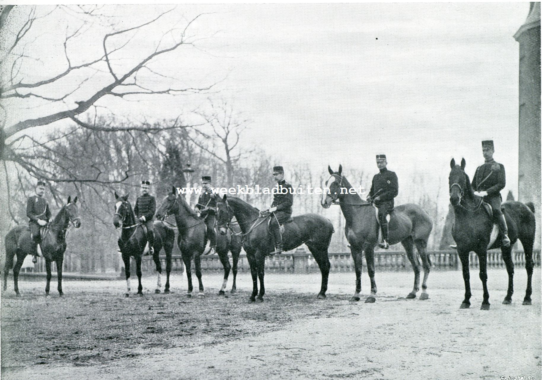 Iets over jachtrijden en de Koninklijke Veluwsche Jachtvereeniging. Een groep officieren aan de meet. Van links naar rechts: Luit. Jhr. Repelaer van Driel, Luit. Baron van Heerdt, Luit. Van den Wall Bake, Luit. Jhr. Quarles van Ufford, Luit. Jhr. Van Reigersberg Versluys, Luit. Jhr. Calkoen