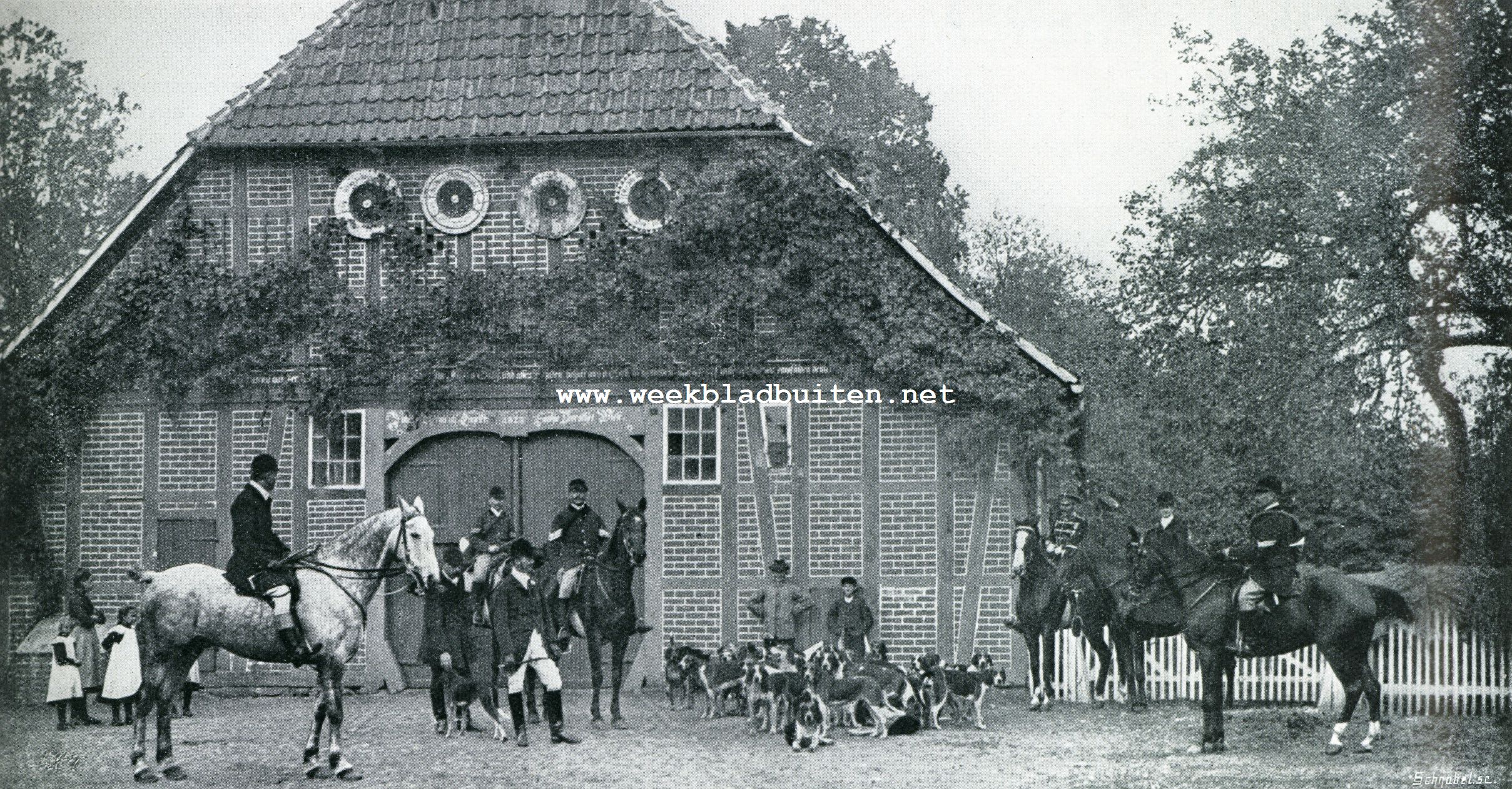 De master en verder equipage der Mil. Rijschool voor een boerderij te Isernhagen