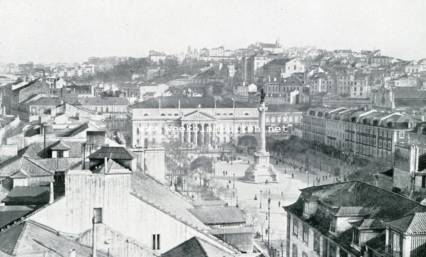 Lissabon en omgeving. Lissabon. Praa de Dom Pedro IV, Rocio. Vanuit de verte gezien op de achtergrond het operagebouw, links daarvan het Centraal Station