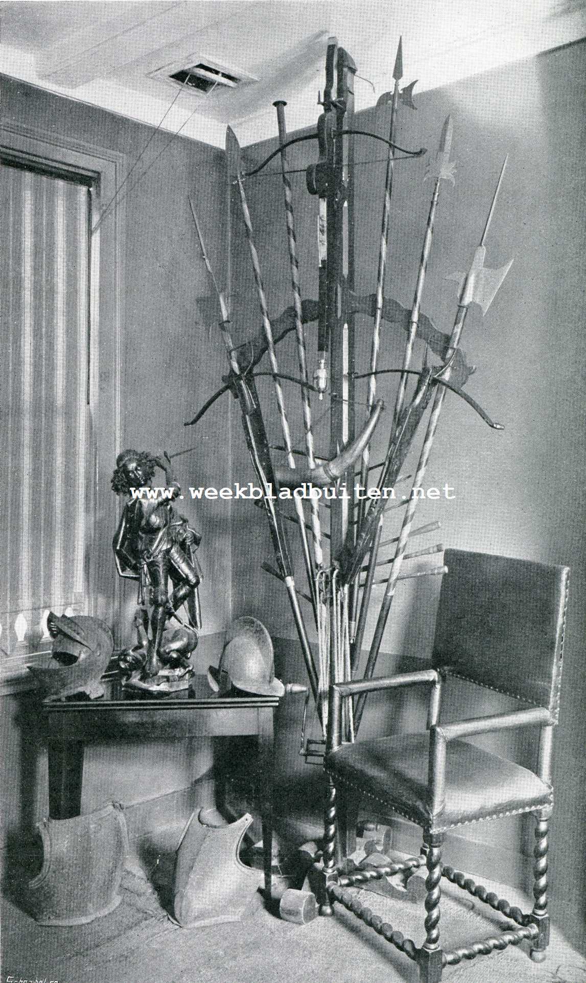 Noordwijk Groep in het zaaltje van van Daelen te Noordwijk. Binnen hangt aan het rek o.a. een handboog, waarmede Jacoba van Beieren geschoten heeft. Op tafel het houten beeld 