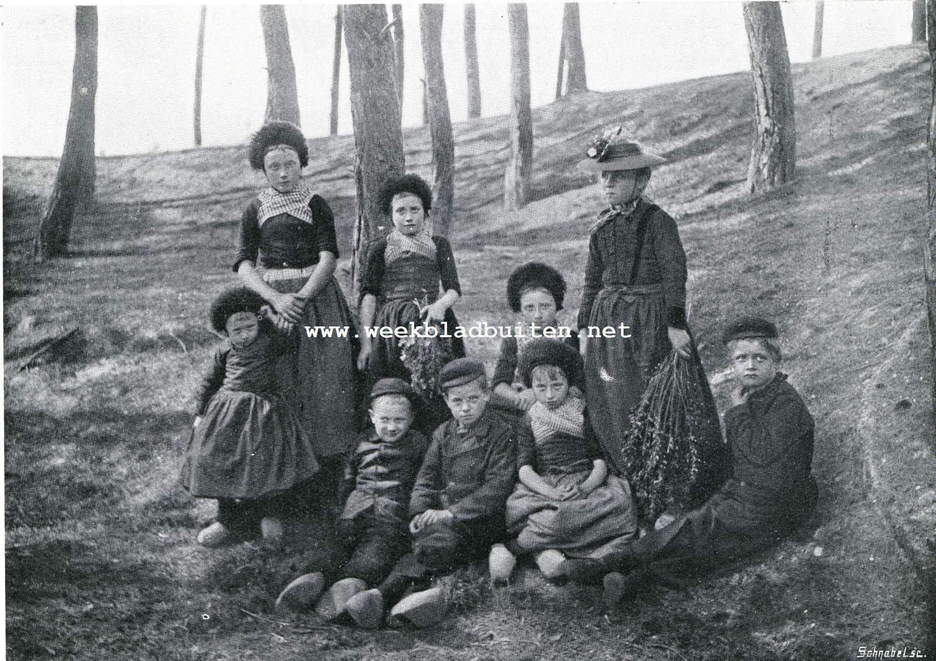 Nunspeet op de Veluwe. Groepje kinderen in Nunspeetsche dracht
