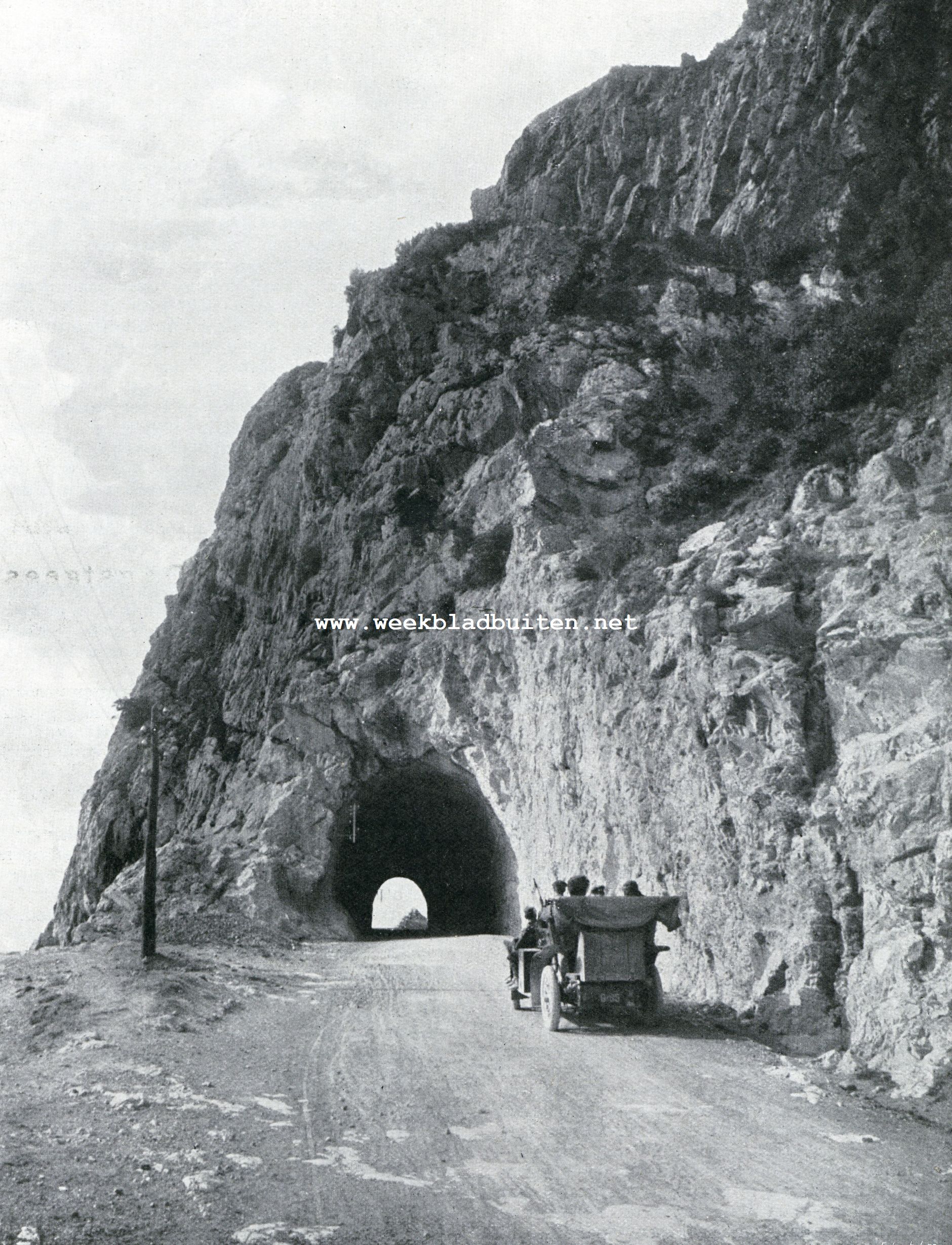 Auto-tocht Genua-Amsterdam.  Een van de vele tunnels langs de Riviera