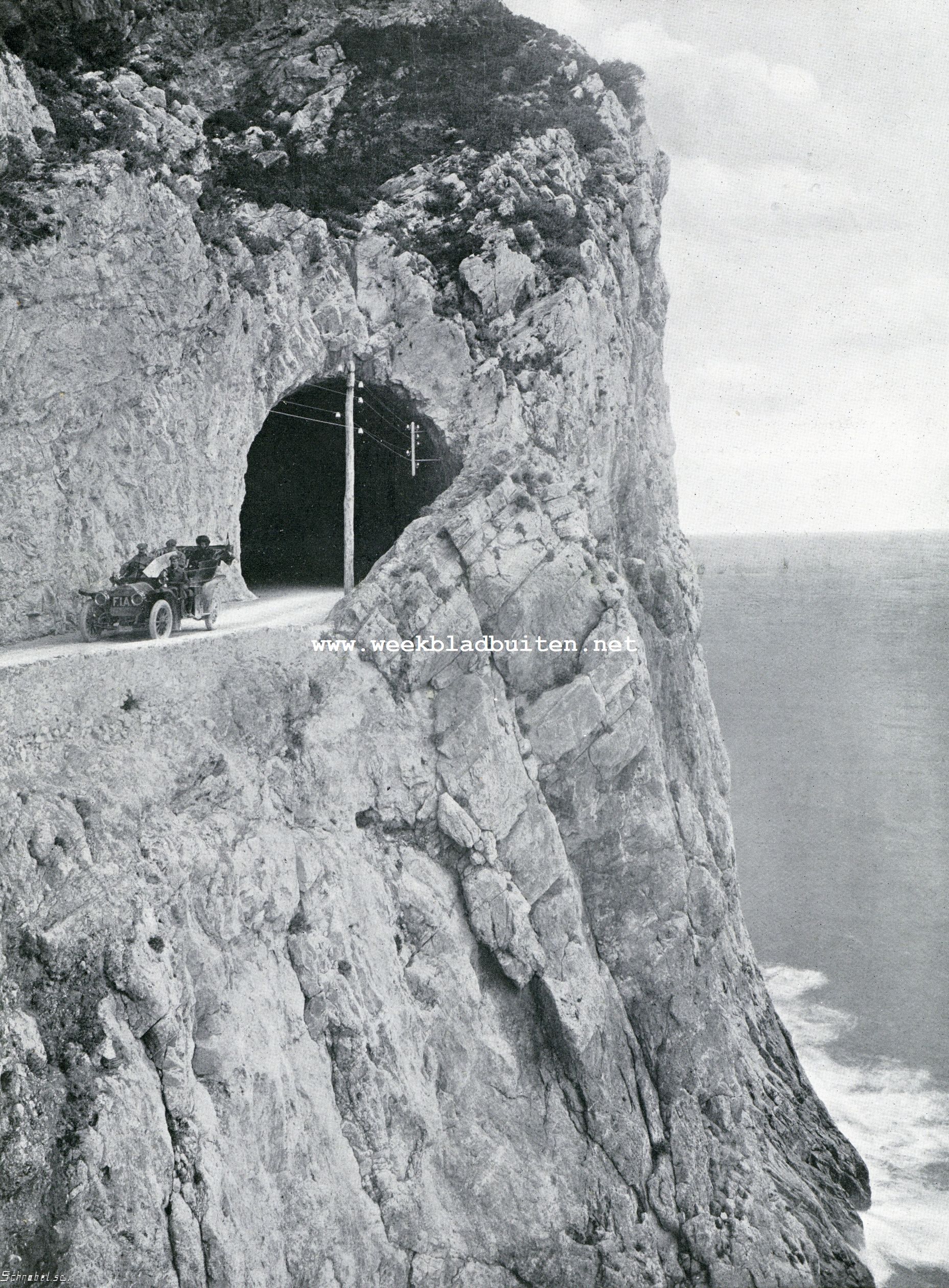 Auto-tocht Genua-Amsterdam. De tunnel bij Noli uitrijdend