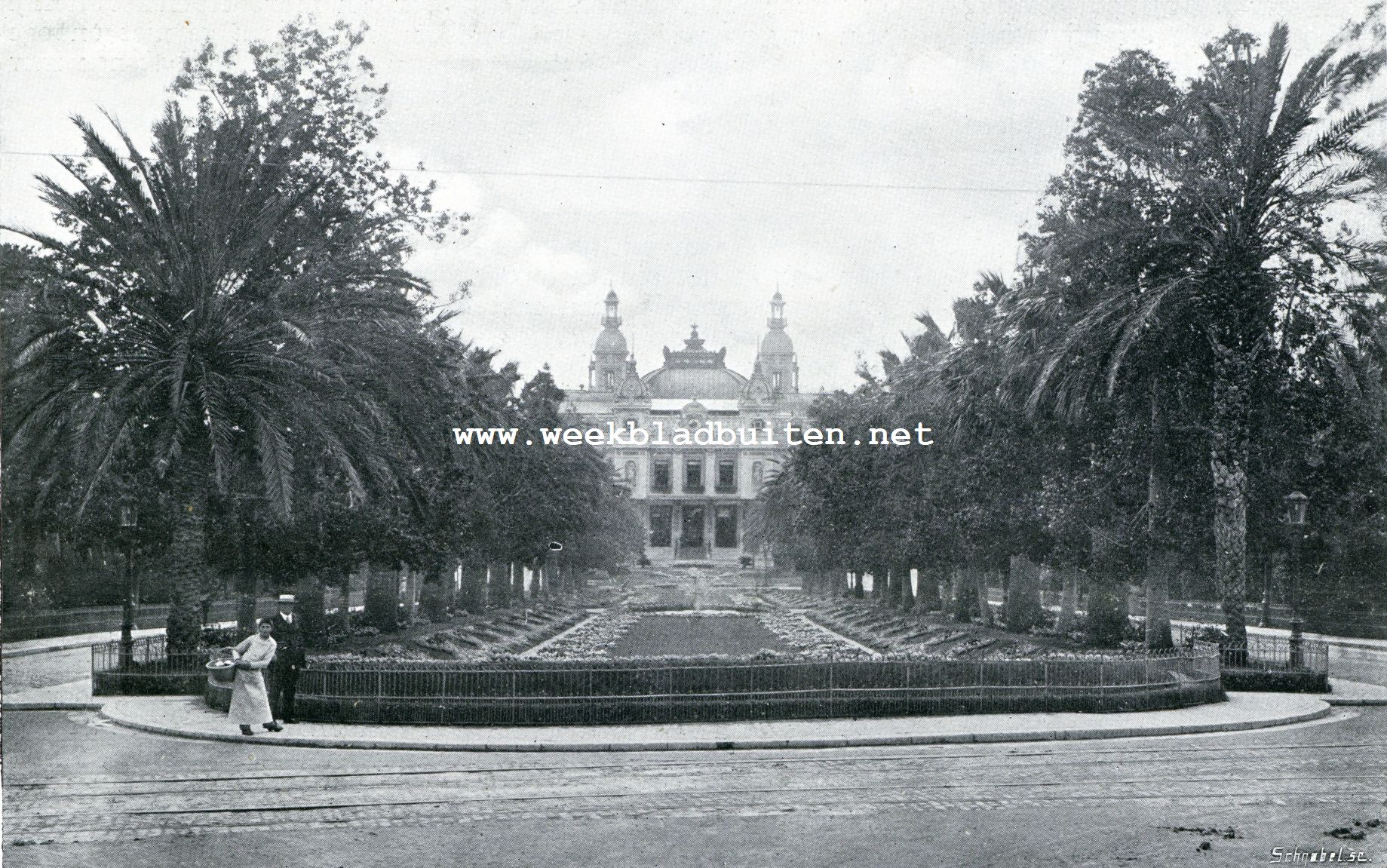 Auto-tocht Genua-Amsterdam. Grasplein met bloemen voor het Casino te Monte-Carlo