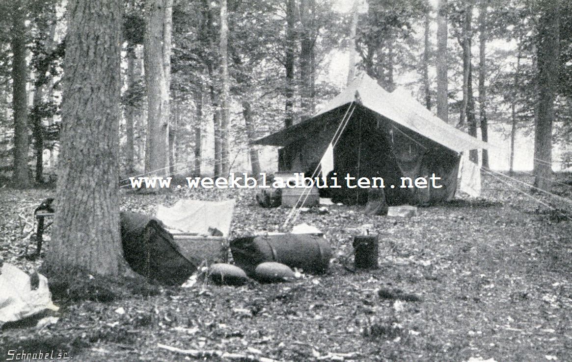 Vagebondeerende wielrijders. Tent opgeslagen in het Leuvenumsche Bosch. (frontzijde)