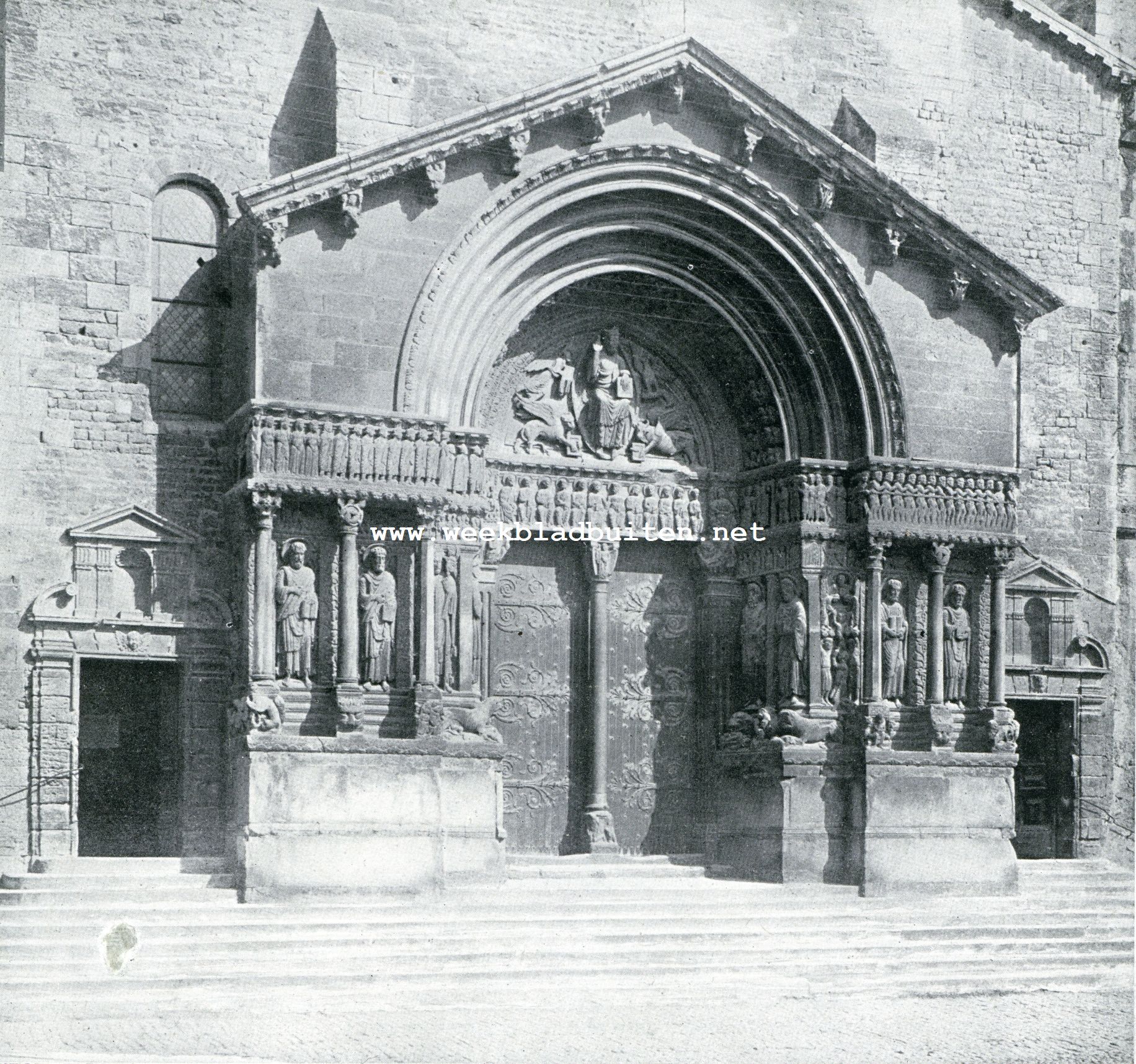 Auto-tocht Genua-Amsterdam. Arles. Ingang der Cathdrale St. Trophime, gesticht in het jaar 606