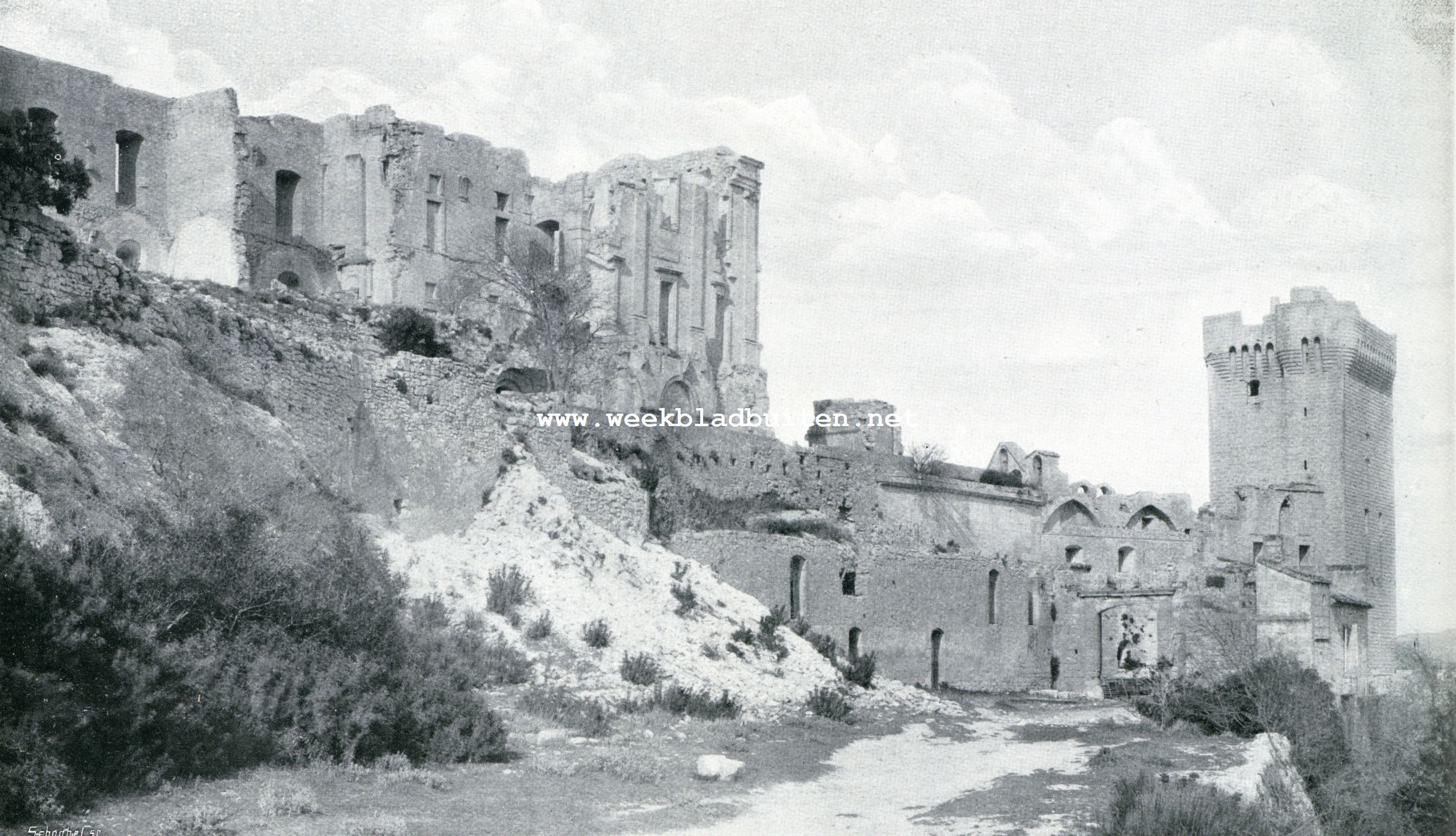 Auto-tocht Genua-Amsterdam. Rune van het klooster Mont Major bij Arles