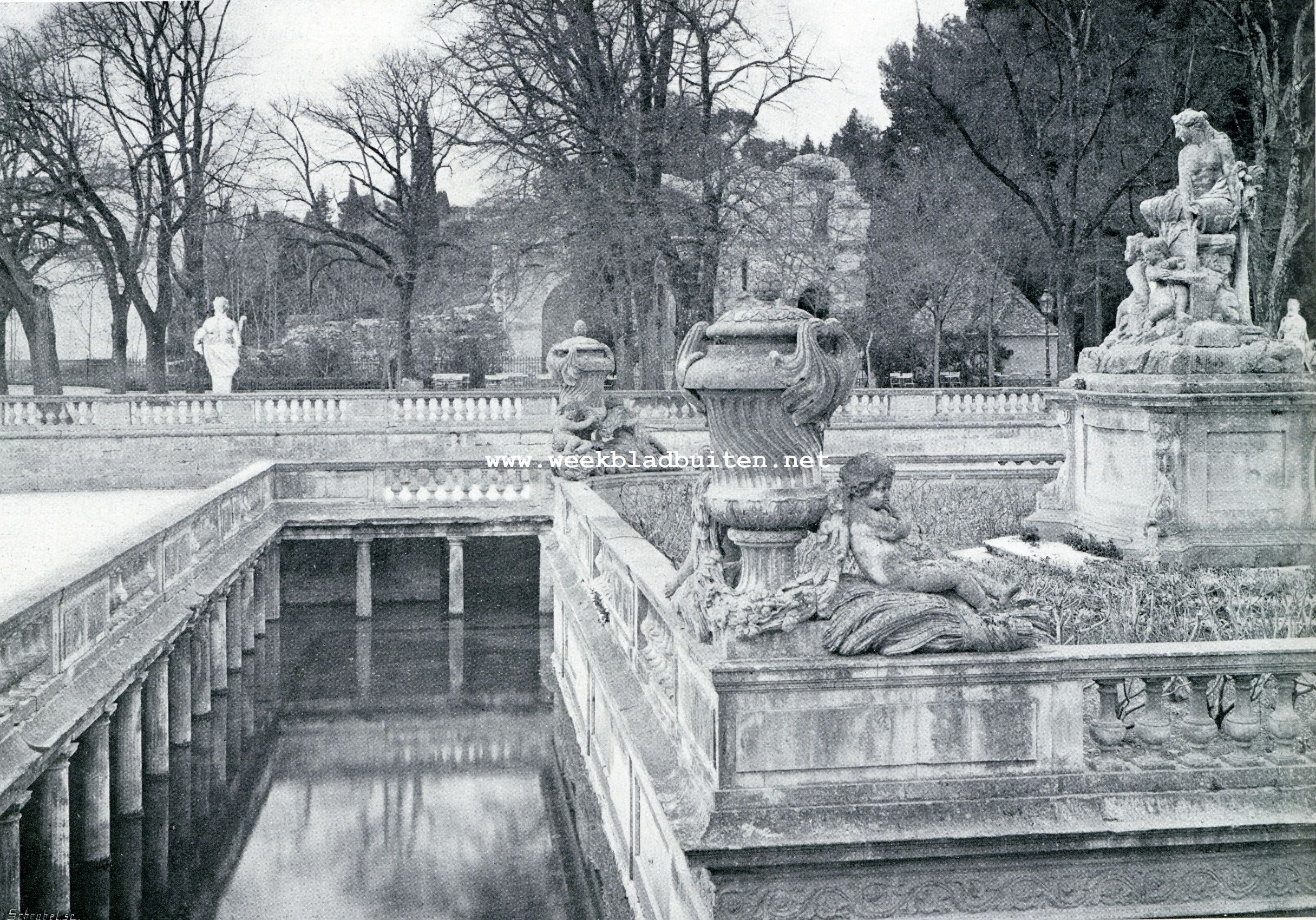 Auto-tocht Genua-Amsterdam. Nimes, Romeinsch bad in den stadstuin