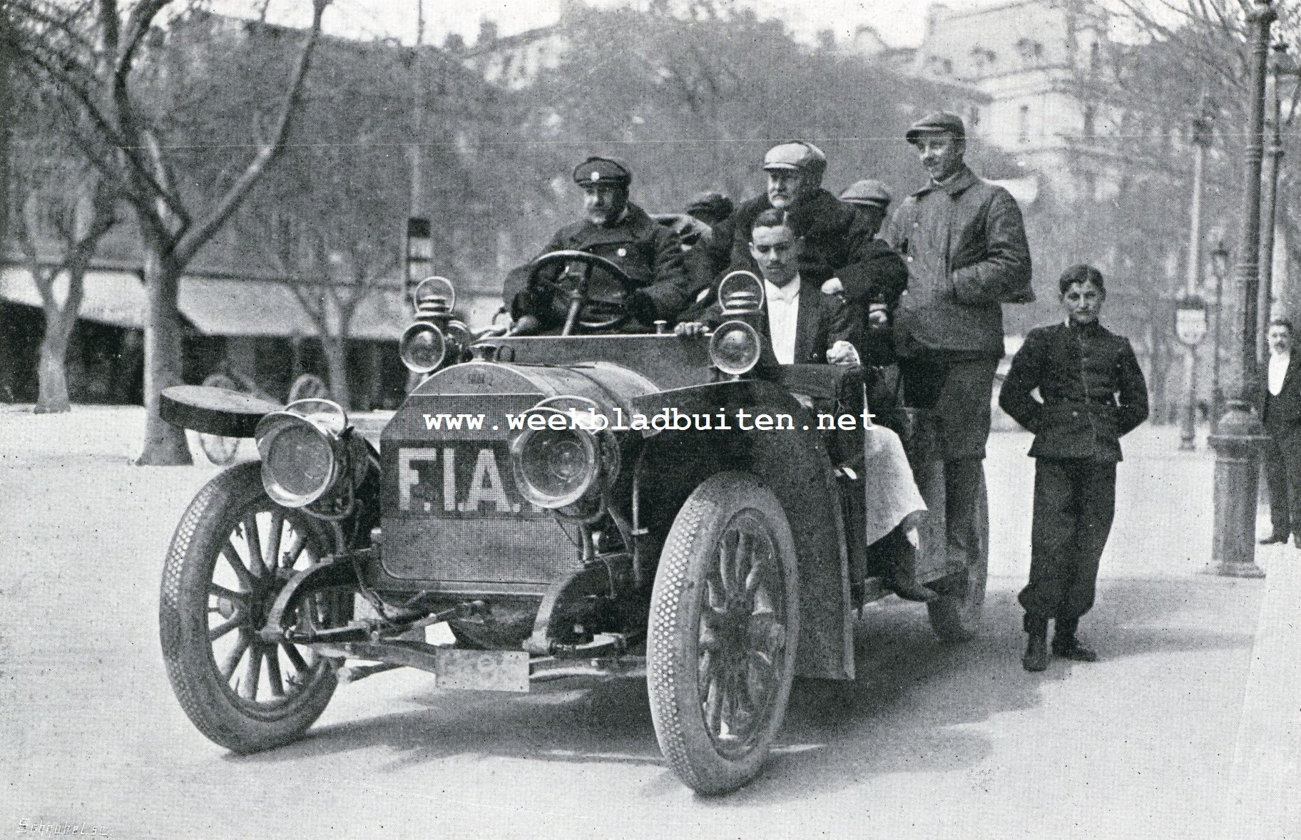 Auto-tocht Genua-Amsterdam. Een rit door Nimes