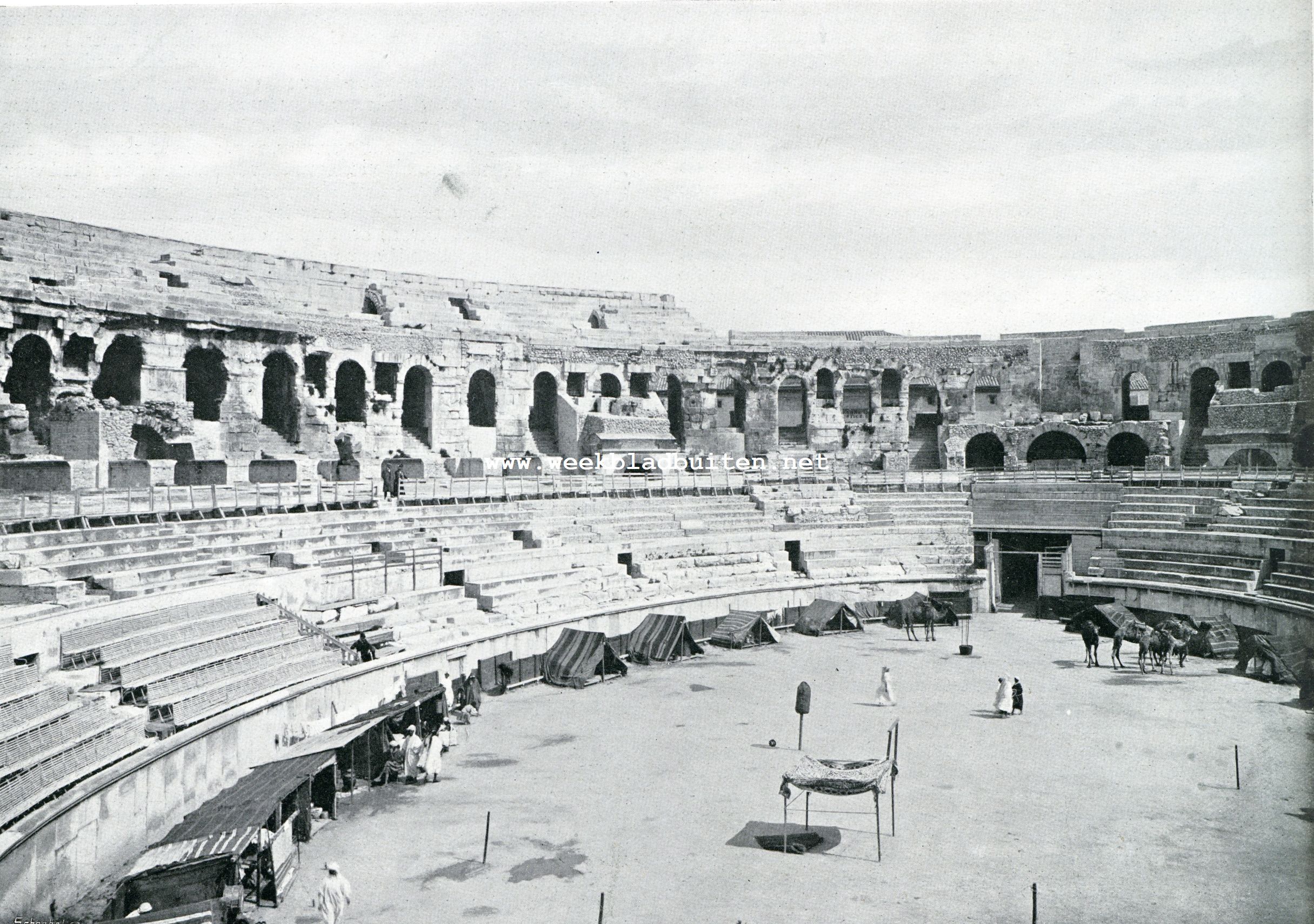 Auto-tocht Genua-Amsterdam. De kampplaats in het Amphitheater teh Nimes