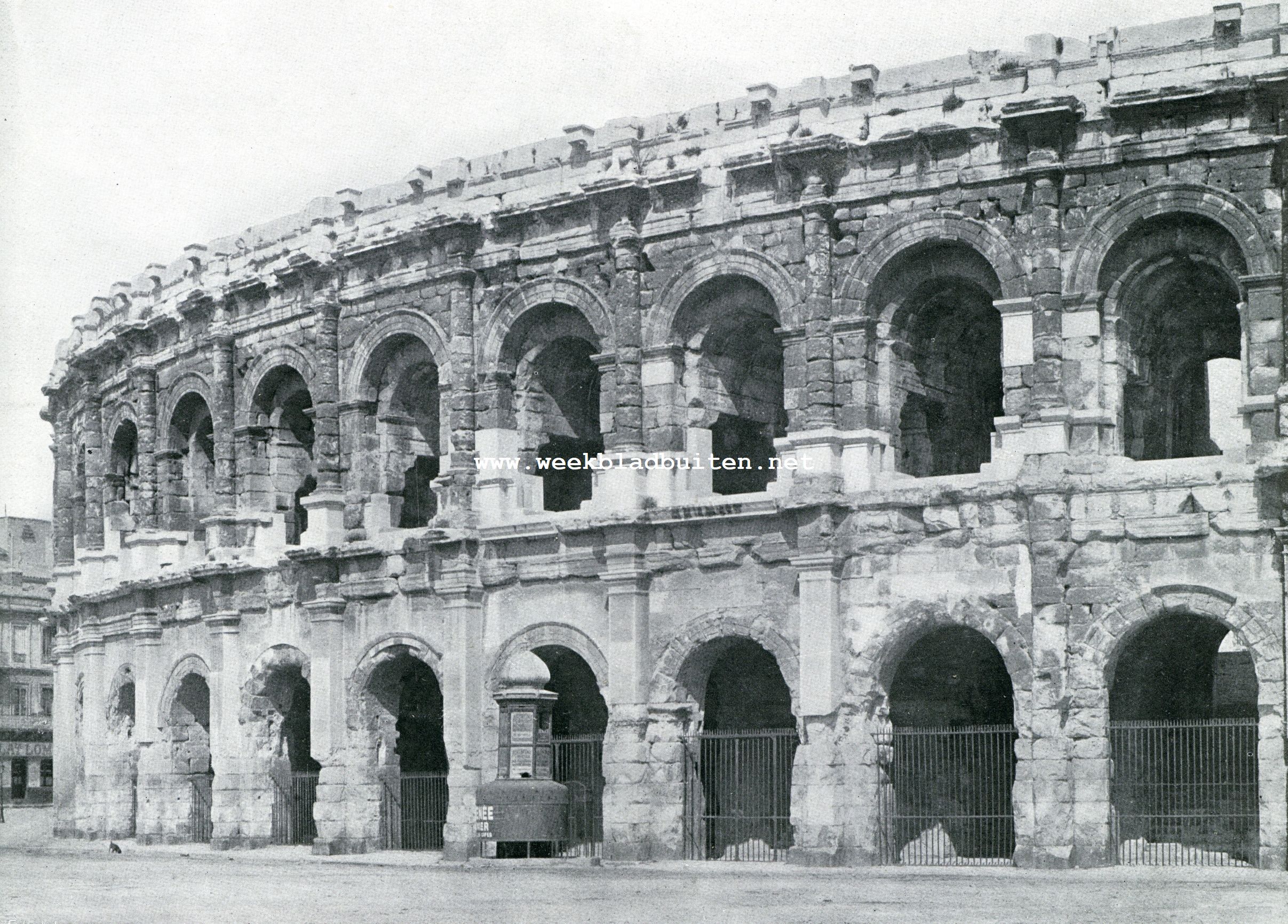 Auto-tocht Genua-Amsterdam. Nimes de Arnes van buiten