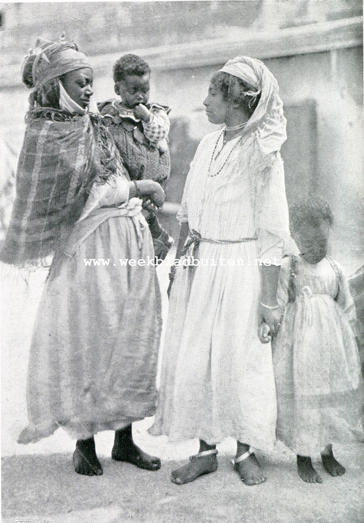 Auto-tocht Genua-Amsterdam. Nimes. Bedoenen-vrouwen in de Arnes