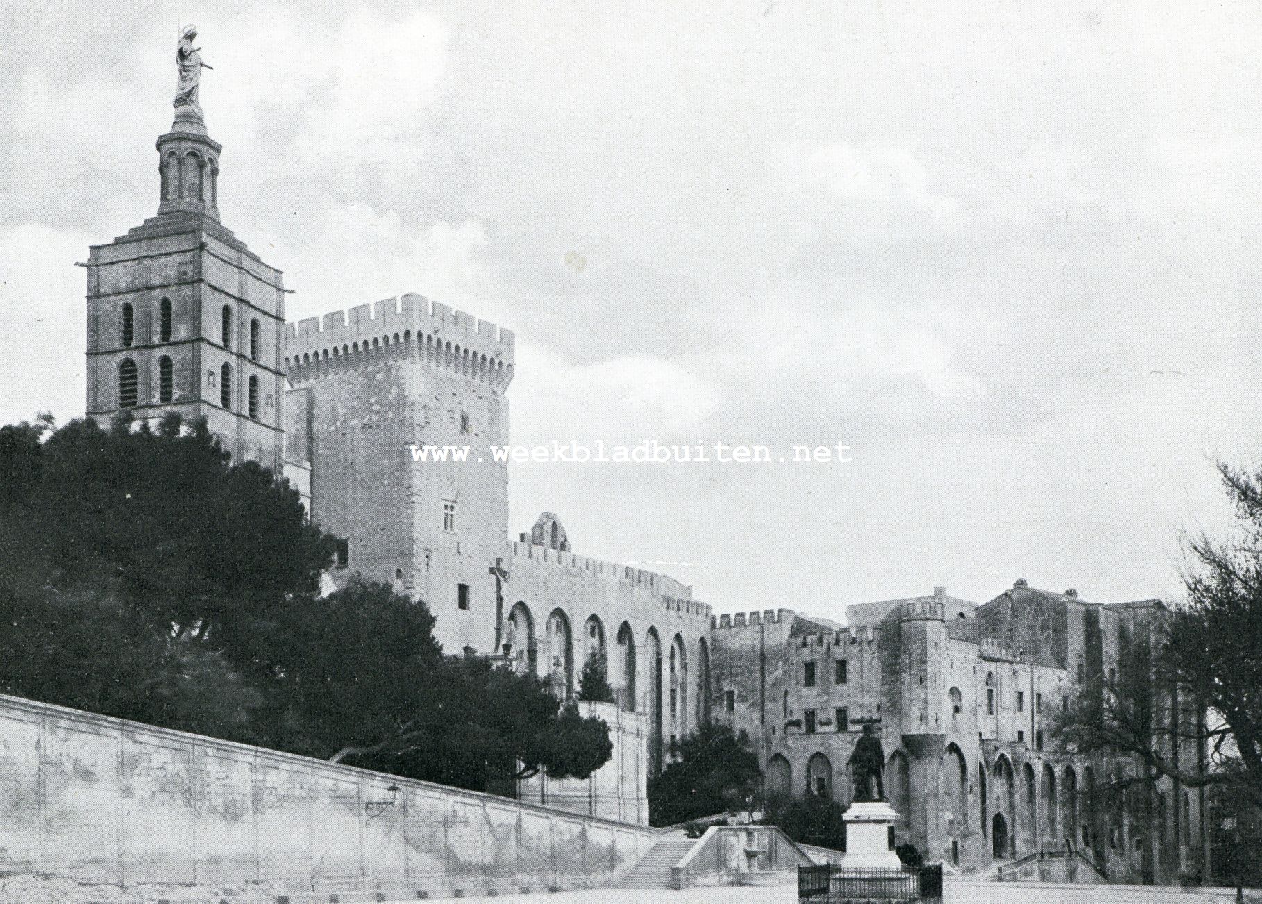 Auto-tocht Genua-Amsterdam. Avignon. Palais des Pape